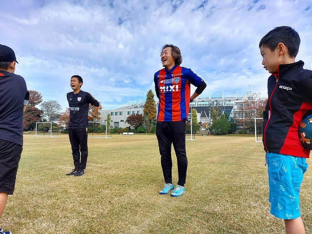 石川直宏さんのインスタグラム写真 - (石川直宏Instagram)「『あおぞらサッカー教室 in 日本郵船』  味スタが目の前🏟️✨ 日本郵船飛田給体育場で行った【あおぞらサッカー教室】  気候もピッチコンディションも最幸🙌  参加してくれた子どもたちや親御さん 日本郵船の皆さん FC東京普及部コーチ陣 と、笑顔溢れる時間を共有しました😄  またいっしょにけろうね⚽️💙❤️  みっちーコーチ 誕生日おめでとう🎂✨  #あおぞらサッカー教室 #日本郵船 #NYK #fctokyo #FC東京 @fctokyoofficial  #Chofu #調布 #Tokyo #東京 #東京が熱狂 #FC東京普及部 #FC東京ファミリー #fctokyoclubcommunicator  #FC東京クラブコミュニケーター #NaohiroIshikawa #石川直宏」11月23日 17時12分 - sgss.18