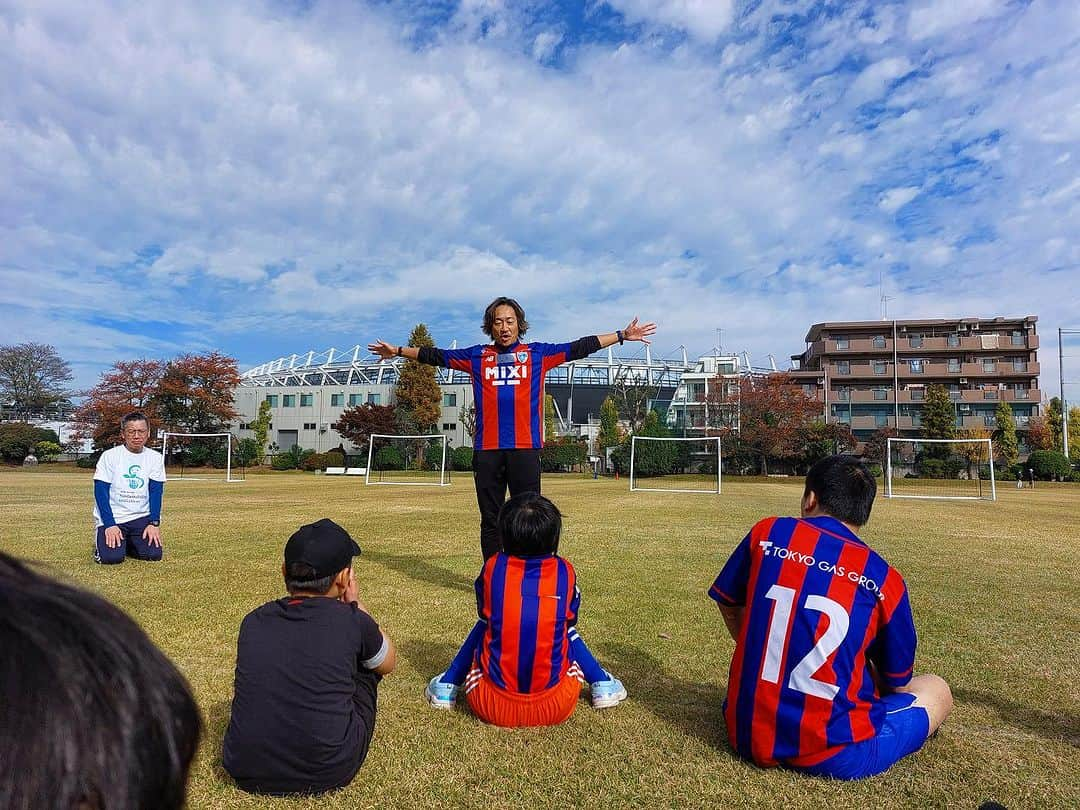 石川直宏さんのインスタグラム写真 - (石川直宏Instagram)「『あおぞらサッカー教室 in 日本郵船』  味スタが目の前🏟️✨ 日本郵船飛田給体育場で行った【あおぞらサッカー教室】  気候もピッチコンディションも最幸🙌  参加してくれた子どもたちや親御さん 日本郵船の皆さん FC東京普及部コーチ陣 と、笑顔溢れる時間を共有しました😄  またいっしょにけろうね⚽️💙❤️  みっちーコーチ 誕生日おめでとう🎂✨  #あおぞらサッカー教室 #日本郵船 #NYK #fctokyo #FC東京 @fctokyoofficial  #Chofu #調布 #Tokyo #東京 #東京が熱狂 #FC東京普及部 #FC東京ファミリー #fctokyoclubcommunicator  #FC東京クラブコミュニケーター #NaohiroIshikawa #石川直宏」11月23日 17時12分 - sgss.18