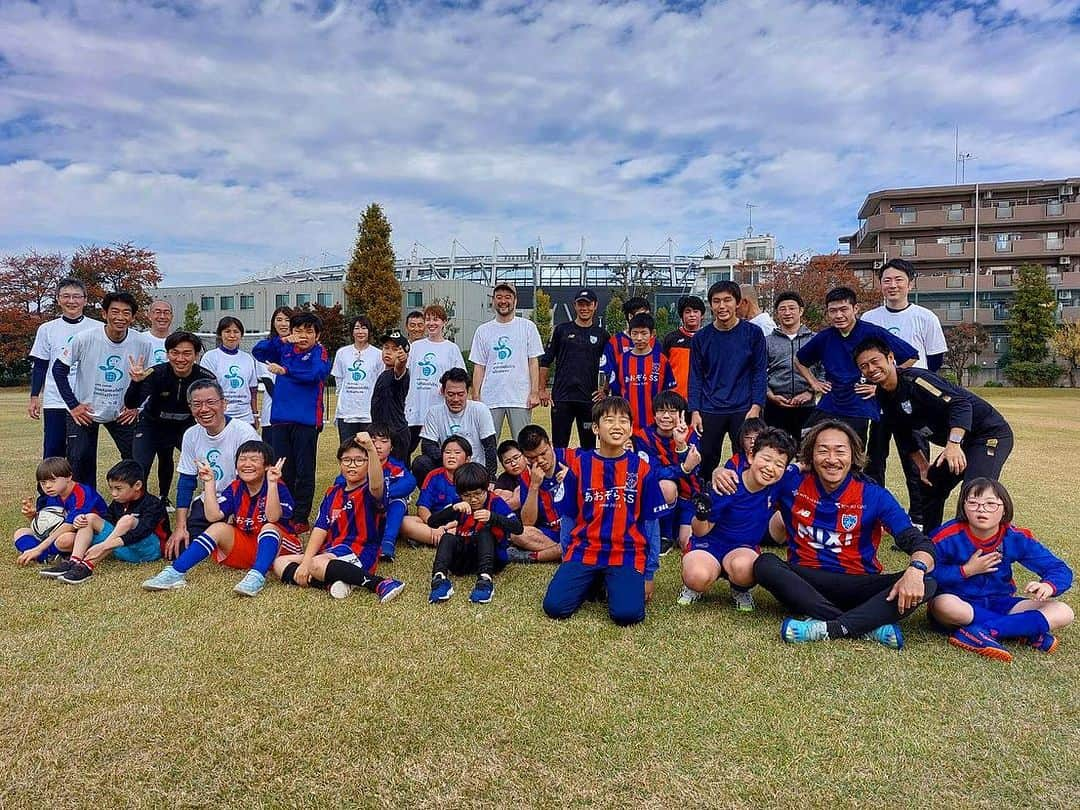 石川直宏のインスタグラム：「『あおぞらサッカー教室 in 日本郵船』  味スタが目の前🏟️✨ 日本郵船飛田給体育場で行った【あおぞらサッカー教室】  気候もピッチコンディションも最幸🙌  参加してくれた子どもたちや親御さん 日本郵船の皆さん FC東京普及部コーチ陣 と、笑顔溢れる時間を共有しました😄  またいっしょにけろうね⚽️💙❤️  みっちーコーチ 誕生日おめでとう🎂✨  #あおぞらサッカー教室 #日本郵船 #NYK #fctokyo #FC東京 @fctokyoofficial  #Chofu #調布 #Tokyo #東京 #東京が熱狂 #FC東京普及部 #FC東京ファミリー #fctokyoclubcommunicator  #FC東京クラブコミュニケーター #NaohiroIshikawa #石川直宏」