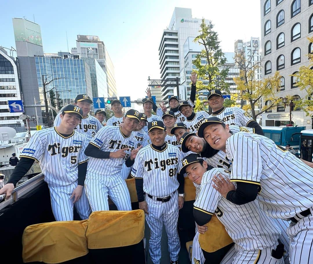 阪神タイガースさんのインスタグラム写真 - (阪神タイガースInstagram)「優勝パレード・大阪会場の様子です！#岡田彰布 監督を囲んで集合写真！ #優勝パレード #大阪会場 ⑥ #阪神タイガース #ARE #アレ #アレのアレ」11月23日 17時07分 - hanshintigers_official