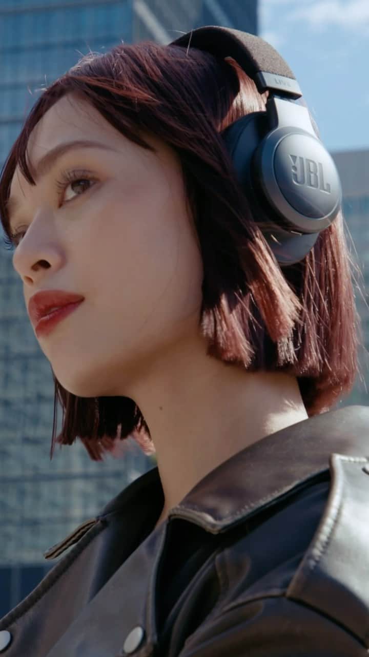 クロエのインスタグラム：「@jbl_japan ❤️‍🔥 LIVE770NC 🎧 . Director & Photography @kaisei_921  Assistant @masssa.024  Hair & Makeup @kazanemitoku  Special Thanks @kofujishima  同年代のメンバーとの撮影は新鮮で楽しかった！🥹 ありがとうございました🫶🏻」