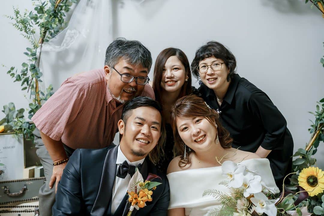 ラヴィ•ファクトリーのインスタグラム：「【写真で叶える結婚式】 . 大切なご家族と叶える 温かいアットホームウェディング♪  周りの視線を気にすることなく ご家族との写真撮影も 心ゆくまでお楽しみいただけます🌷 . —————— ラヴィファクトリー:@hiroshima_laviefactory Photographer: @tsubasagram283 AREA:JAPAN,HIROSHIMA —————— @laviefactoryをフォローして #laviefactory #ラヴィファクトリー のハッシュタグをつけて お写真を投稿してみてくださいね* . こちらの公式IG（@laviefactory） で取り上げさせていただきます✨ . 思わず笑顔になれるハートのある 「家族写真」はラヴィクルール* >>>@laviecouleur_official . #wedding #weddingphotography #photo #ハートのある写真 #instawedding #結婚写真 #ウェディング #ウェディングフォト #撮影指示書 #ロケーションフォト #前撮り #写真好きな人と繋がりたい #フォトウェディング #卒花 #後撮り #ウェディングニュース #前撮り小物 #前撮りフォト #前撮りアイテム #ウェディング撮影 #撮影構図 #前撮りアイディア #撮影指示書 #花嫁コーディネート #花嫁コーデ #ファミリーウェディング #家族婚 #アットホームウェディング」