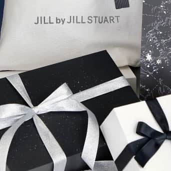 JILL by JILLSTUARTさんのインスタグラム写真 - (JILL by JILLSTUARTInstagram)「Limited Shopper Wrapping Set ￣￣￣￣￣￣￣￣￣￣￣￣￣￣￣￣￣￣￣￣  クリスマス気分が高まる季節、 ホリデーシーズン限定ショッパーと ラッピングセットが登場。 いつものホリデーシーズンとは一味違った モノトーンの上品なエッセンスをプラスして。  . . 【Limited Shopper】 予約でも大人気のホロスコープ柄の 限定ショッパーが登場。 冬の夜空にきらめくホロスコープをモチーフに モノトーンで大人なホリデーシーズンを彩ります。 ※Mサイズ、Lサイズのみ、SHOP限定での配布となります。 なくなり次第終了となります。  . . 【Wrapping Set】 ご好評いただいているラッピングセットにも ホリデー限定カラーが登場。 チャコールグレーのリボンとラメ感のあるロゴプリントで モノトーンのホリデームードを演出。 ※限定カラーはMサイズのみのお取り扱いとなります。 なくなり次第終了となります。  ￣￣￣￣￣￣￣￣￣￣￣￣￣￣￣￣￣￣￣￣￣ #ジルバイジルスチュアート #jillbyjillstuart #jillby  #2023aw #JILL_23aw」11月23日 17時11分 - jillbyjillstuart_official