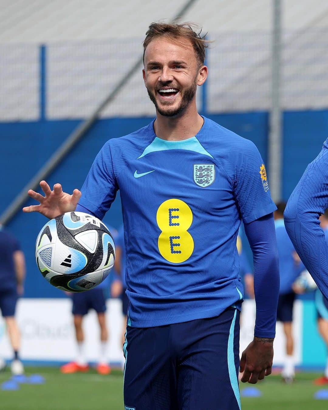 サッカー イングランド代表チームのインスタグラム：「A big happy birthday to @madders! 💙」