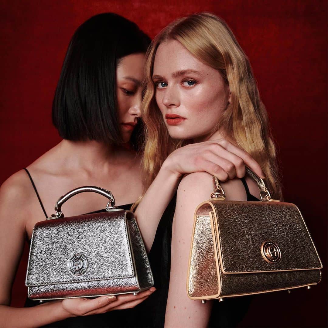 アイグナーのインスタグラム：「Get in the festive spirit with the new #AIGNER Leeloo Deluxe Bag in gold or silver.    Whether you’re treating yourself or someone else, find just the gift you’re looking for in stores and at aignermunich.com   #AIGNERSS24」