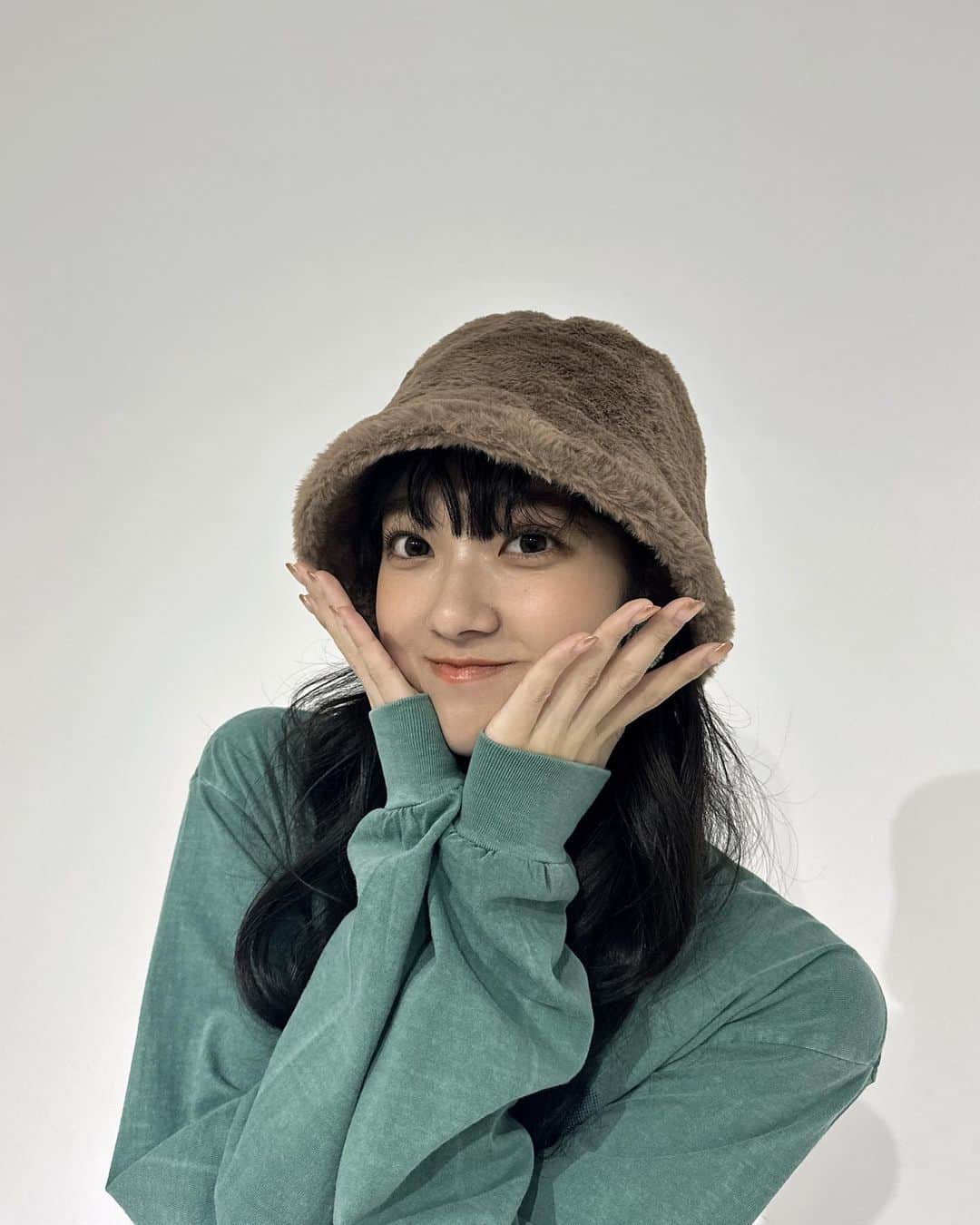 結海さんのインスタグラム写真 - (結海Instagram)「＊＊  目指せアパレル店員🤟🏻  ＊＊   #空中で服畳む練習  #めっちゃした  #撮影前日いろんな服屋観察しに行ったけど  #畳んでる人誰もいなくて収穫0だった   #リトグリ_uptome   #mv」11月19日 21時36分 - lgm_yumi_official