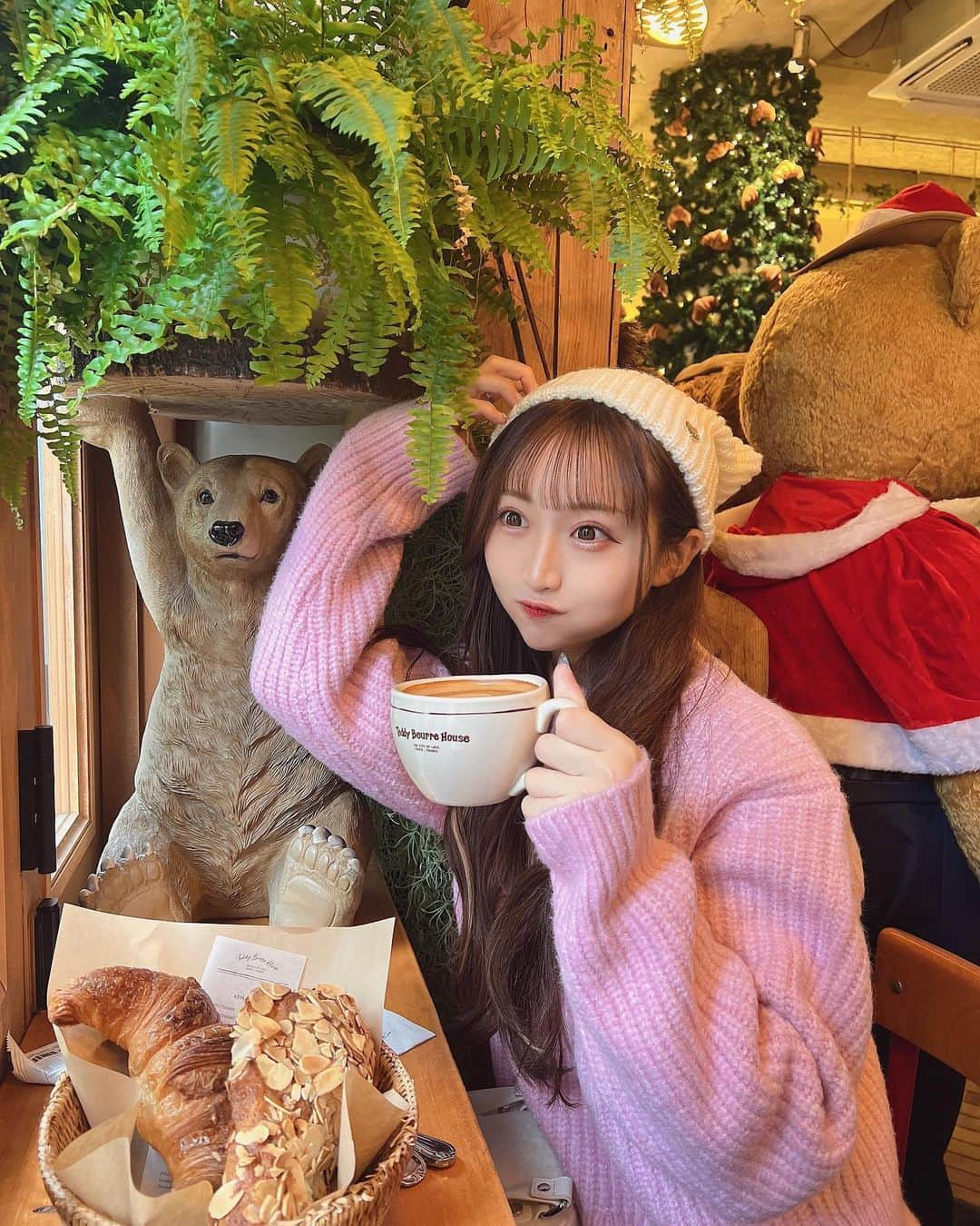 星野麻里愛さんのインスタグラム写真 - (星野麻里愛Instagram)「韓国でずっと行きたかったTeddyBeurrehouse🧸 店内めっちゃくまさんでパン美味しすぎて いつも行列みたいだけどタイミングよく入れて よかった〜🫶  韓国カフェかわいいのいっぱい🇰🇷  #韓国カフェ#韓国cafe#韓国 #ソウルカフェ#teddybeurrehouse」11月19日 21時36分 - maria.pink28