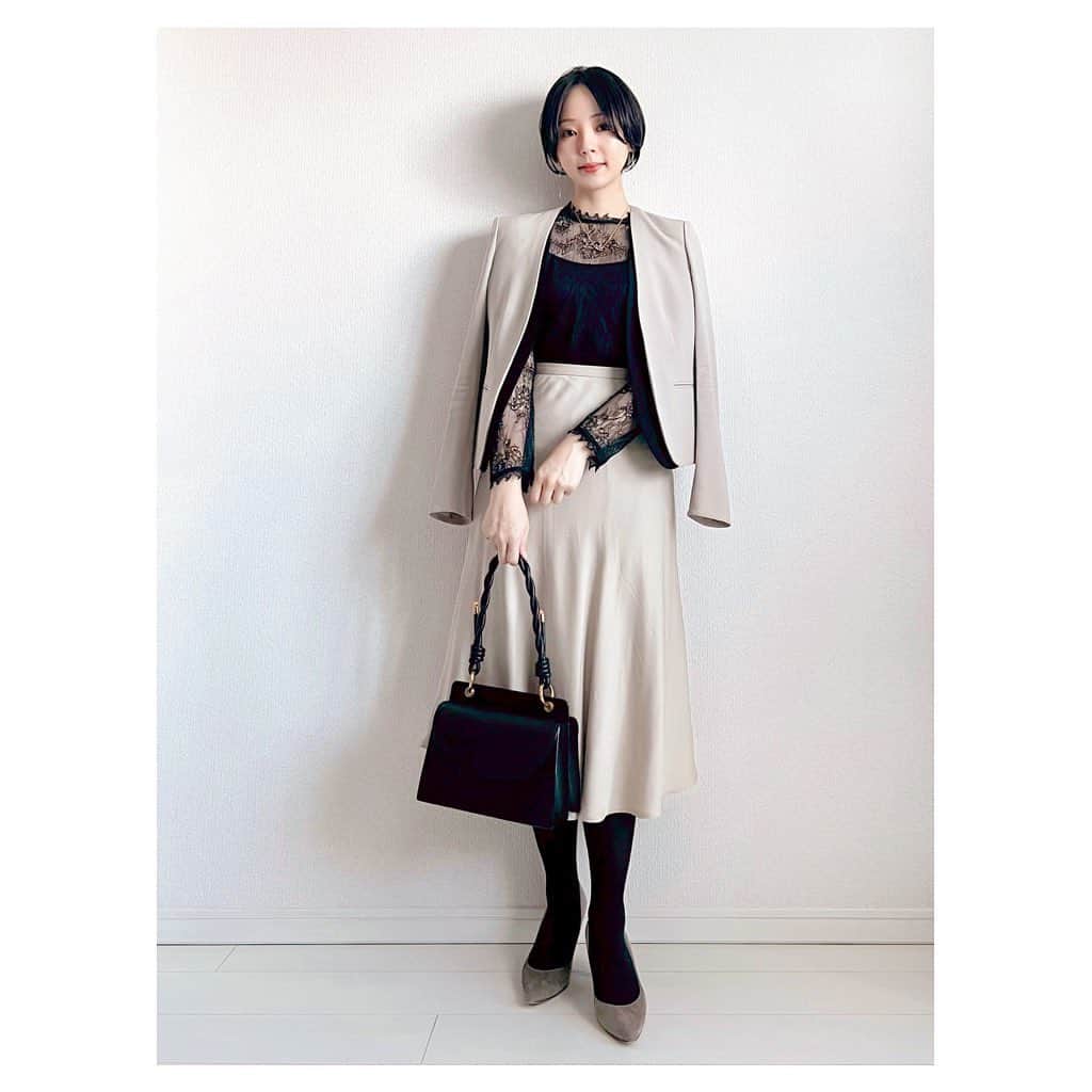 さやさんのインスタグラム写真 - (さやInstagram)「ベージュ・グレージュに黒を合わせるフェミニンコーデ, いくつになっても 流行りがどうなっても ずっとすきです🐦‍⬛❁° レースブラウスにツヤスカート 女性らしい素材&落ち着いた色みでまとめるのもだいすき☺️ アクセサリーは先日ストーリーに載せていたものです。ヘリックス2つあけてから ピアスの合わせ方バリエーションがぐっと増えてめちゃくちゃ楽しいです♪♪  blouse. #loulouwillghby skirt. #haunt jacket. #ベイジ #ベイジカンマ  pumps. #manoloblahnik  bag. #charlesandkeith  necklace. #fendi pierce. (上) #hirotaka (中) #anemone (下) #mizuki earcuff. hirotaka watch. #agete  #お仕事コーデ #オフィスカジュアル #オフィスカジュアルコーデ #オフィスコーデ #お仕事服 #通勤コーデ #通勤スタイル #olコーデ #スーツコーデ #スーツ女子 #スーツスタイル #ジャケットコーデ #ジャケット女子 #ジャケットスタイル #レーストップス #レースブラウス #レースブラウスコーデ #サテンスカート #2023aw」11月19日 21時37分 - saya_wear