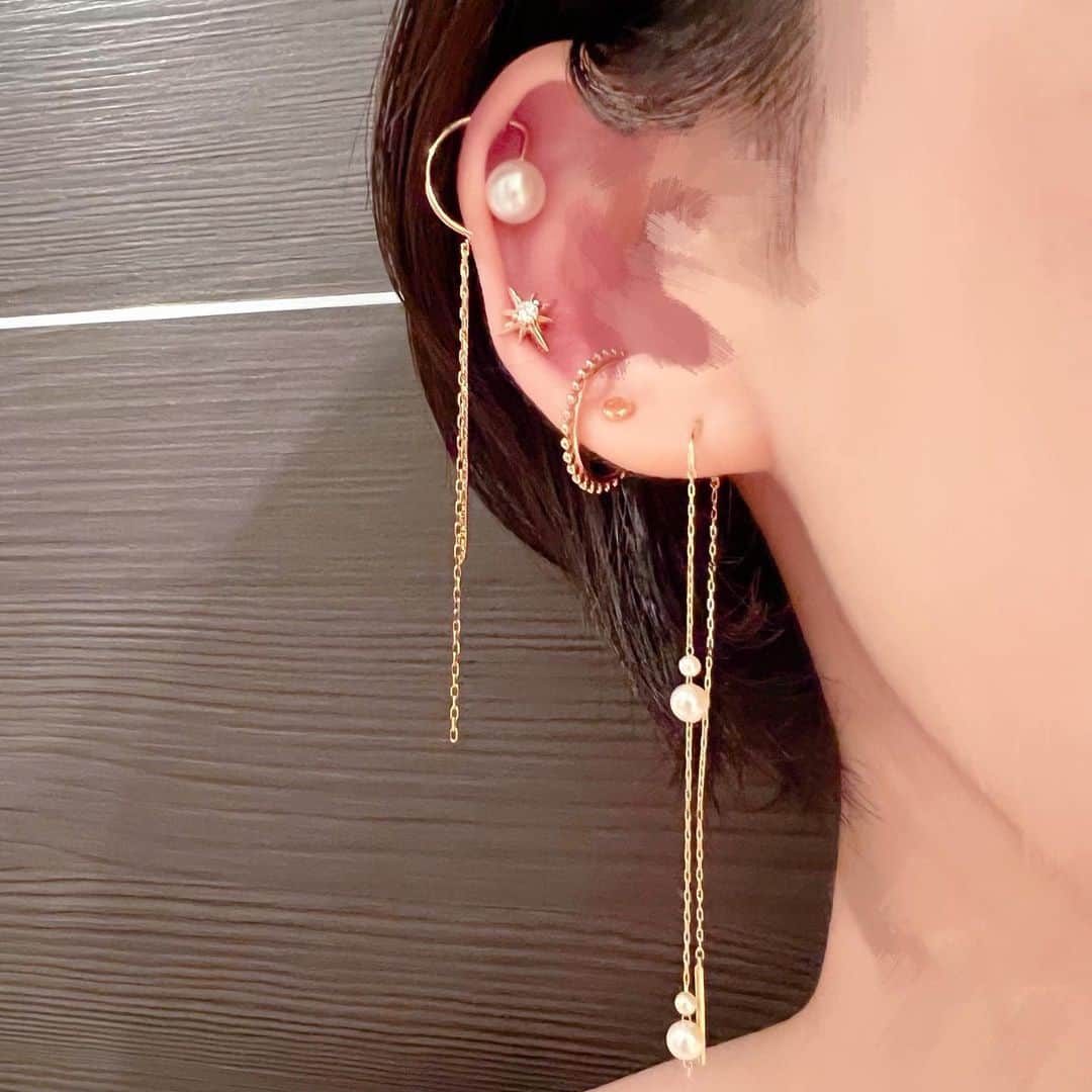 さやさんのインスタグラム写真 - (さやInstagram)「ベージュ・グレージュに黒を合わせるフェミニンコーデ, いくつになっても 流行りがどうなっても ずっとすきです🐦‍⬛❁° レースブラウスにツヤスカート 女性らしい素材&落ち着いた色みでまとめるのもだいすき☺️ アクセサリーは先日ストーリーに載せていたものです。ヘリックス2つあけてから ピアスの合わせ方バリエーションがぐっと増えてめちゃくちゃ楽しいです♪♪  blouse. #loulouwillghby skirt. #haunt jacket. #ベイジ #ベイジカンマ  pumps. #manoloblahnik  bag. #charlesandkeith  necklace. #fendi pierce. (上) #hirotaka (中) #anemone (下) #mizuki earcuff. hirotaka watch. #agete  #お仕事コーデ #オフィスカジュアル #オフィスカジュアルコーデ #オフィスコーデ #お仕事服 #通勤コーデ #通勤スタイル #olコーデ #スーツコーデ #スーツ女子 #スーツスタイル #ジャケットコーデ #ジャケット女子 #ジャケットスタイル #レーストップス #レースブラウス #レースブラウスコーデ #サテンスカート #2023aw」11月19日 21時37分 - saya_wear