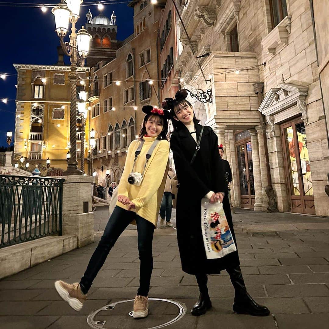 中崎花音さんのインスタグラム写真 - (中崎花音Instagram)「私のお気に入り写真📸 かえでーるとまゆりさんとディズニーシーに行ってきました✨ 時間あっという間すぎて、また行きたい🥹🥹 Xにも写真載せるね〜！  ビリーヴを観たんだけど、「夢を諦めないで。信じ続けて。諦めなければ夢は叶う。」 という言葉がダイレクトに刺さり、気付いたら涙が出ていました。かえでーるに泣いてたのバレてた。笑 これだからディズニー好きなんだよなぁが詰まったビリーヴ。 観るのは2回目だったけど、めっちゃ良かった🥹 音の繋ぎ方も好きなので、観に行く方そこもぜひ注目してみて☺︎  #ビリーヴ #ビリーヴシーオブドリームス #ディズニーシー #tds #メディテレーニアンハーバー #ゴンドラ #チュロス #マーメイドラグーン #アメリカンウォーターフロント #ミニーカチューシャ #アイドル #女優 #歌手 #ミュージカル #モデル」11月19日 21時28分 - cq_kanon_n