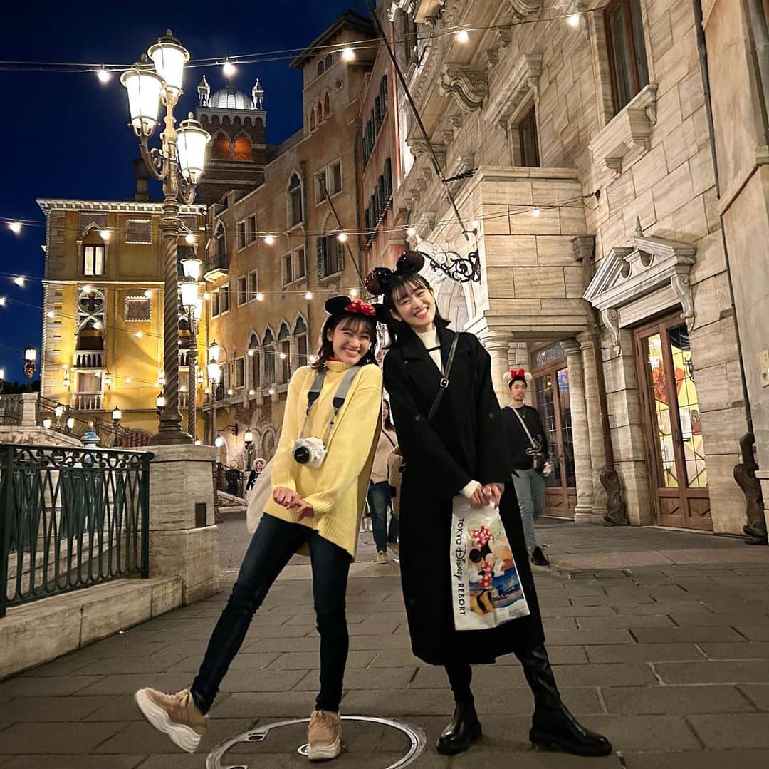 中崎花音さんのインスタグラム写真 - (中崎花音Instagram)「私のお気に入り写真📸 かえでーるとまゆりさんとディズニーシーに行ってきました✨ 時間あっという間すぎて、また行きたい🥹🥹 Xにも写真載せるね〜！  ビリーヴを観たんだけど、「夢を諦めないで。信じ続けて。諦めなければ夢は叶う。」 という言葉がダイレクトに刺さり、気付いたら涙が出ていました。かえでーるに泣いてたのバレてた。笑 これだからディズニー好きなんだよなぁが詰まったビリーヴ。 観るのは2回目だったけど、めっちゃ良かった🥹 音の繋ぎ方も好きなので、観に行く方そこもぜひ注目してみて☺︎  #ビリーヴ #ビリーヴシーオブドリームス #ディズニーシー #tds #メディテレーニアンハーバー #ゴンドラ #チュロス #マーメイドラグーン #アメリカンウォーターフロント #ミニーカチューシャ #アイドル #女優 #歌手 #ミュージカル #モデル」11月19日 21時28分 - cq_kanon_n
