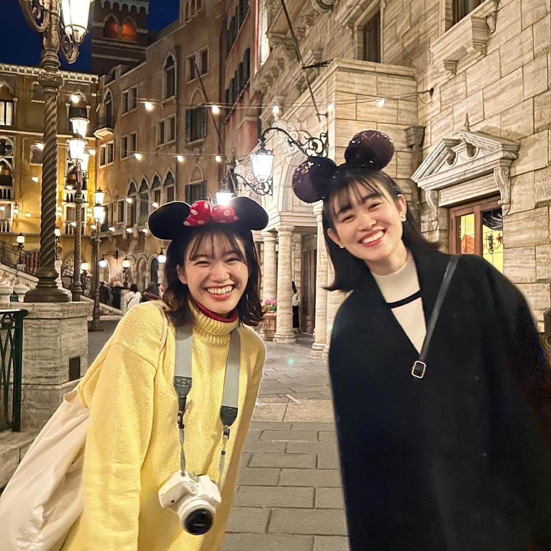 中崎花音さんのインスタグラム写真 - (中崎花音Instagram)「私のお気に入り写真📸 かえでーるとまゆりさんとディズニーシーに行ってきました✨ 時間あっという間すぎて、また行きたい🥹🥹 Xにも写真載せるね〜！  ビリーヴを観たんだけど、「夢を諦めないで。信じ続けて。諦めなければ夢は叶う。」 という言葉がダイレクトに刺さり、気付いたら涙が出ていました。かえでーるに泣いてたのバレてた。笑 これだからディズニー好きなんだよなぁが詰まったビリーヴ。 観るのは2回目だったけど、めっちゃ良かった🥹 音の繋ぎ方も好きなので、観に行く方そこもぜひ注目してみて☺︎  #ビリーヴ #ビリーヴシーオブドリームス #ディズニーシー #tds #メディテレーニアンハーバー #ゴンドラ #チュロス #マーメイドラグーン #アメリカンウォーターフロント #ミニーカチューシャ #アイドル #女優 #歌手 #ミュージカル #モデル」11月19日 21時28分 - cq_kanon_n