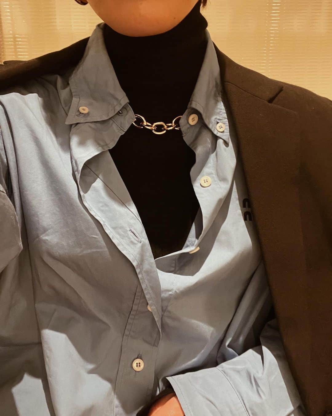 正中雅子のインスタグラム：「@lohmejewelry ⛓️✨  シャツに太めのチェーンをずっと探してて遂に理想の見つけた👀♡  火曜日まで、うめだ阪急3Fで沢山のラインナップが見れるうえに スタッフは皆んな美人で優しい揃いだよ🤤  そんで、買ったやつそのまま付けて帰った😇🫶  #lohme #jewelry#necklace #miumiu#MACHATT#therow」