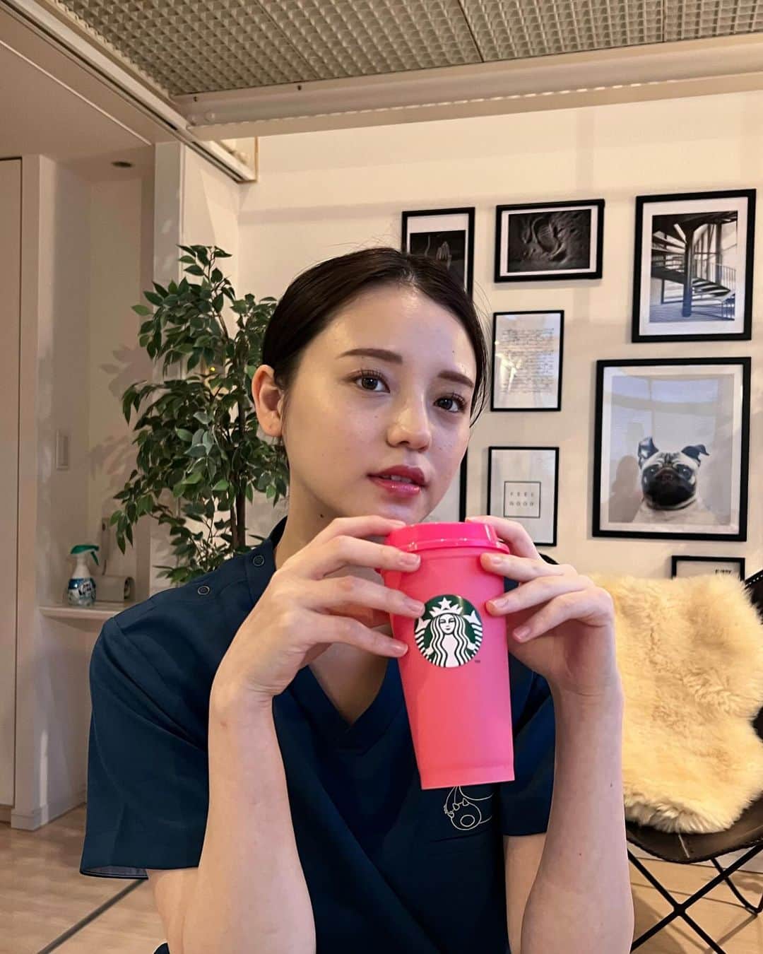 Asakaさんのインスタグラム写真 - (AsakaInstagram)「11月長文投稿〜🍁  前回の長文投稿で 模試250点中40点のビリギャル看護学生の私でもギリ合格できた 1️⃣まるっと問題集が頭に入っちゃう方法 2️⃣合格率100%先輩先生直伝！最強ノートの作り方” についてお話しました😌 この長文投稿が凄い好評で 「また載せてください！」「読んで自分も頑張ろうと思います」 というメッセージがきて、皆さんのところに届いているんだなって思うと何回も言っているんですけど本当に嬉しいです😭❗️  そして今回は本番までいよいよ100日を切ったということで… 1️⃣直前は寝てる以外は全て勉強！ 「1日16時間㊙️勉強スケジュール」 2️⃣ミセスを聴きながら追い込んだ🍎 「私は最強！なモチベ術」についてお話したいと思います。😌  1️⃣直前は寝てる以外は全て勉強！ 　　　　　　　「1日16時間㊙️勉強スケジュール」  国試前直前（一月から）の一日のスケジュールになります。  　6時50分に起床〜10分で準備。 　7時の電車に乗り携帯の国試問題アプリor YouTube (ネコかん・ゴロー先生) 　8〜9時　学校について1時間勉強（問題集） 　9〜12時　授業（授業中に国試の勉強） 　12〜13時　ご飯（＋爆睡） 　13〜16時　授業（授業中に国試の勉強） 　16時30分〜20時30分　補習or勉強会   21時〜23時　補習or勉強会が終わった後は1人でガストに行き 　　　Instagramライブで深井アカデミーの最強先生の講義を視聴 　23時〜24時30分　電車で爆睡か復習勉強 　24時30分〜25時　お風呂 　25時〜25時30分　復習 　26時　睡眠  学校がある時はこんな1日を過ごしてました。 要は「無駄な時間を作らない」ということなんです。 だから通学電車の時はyoutube見たり、授業中は国試に必要じゃないと思った授業は隠れて国試の勉強をひたすらやってた。😅 こんなに勉強したのは本当に初めてだったし、自分頭おかしくなったんじゃないかって思うほど机と向き合ってました。笑  これだけの厳しいスケジュールでも先生に怒られたり、 パパに「勉強してる風に見せて寝てるだけなんでしょ」とか言われたこともあったけど、逆に自分のやる気スイッチが入って「見返してやる！」って思えたのでなんとか勉強ができました。  2️⃣ミセスを聴きながら追い込んだ🍏「私は最強！なモチベ術」  本当に歌の力って凄いのよ。 ミセスの『私は最強』を国試勉強の時に結構聞いてたんだけど、 あの歌詞と自分が合いすぎてその曲を聴くと 「大丈夫、私は最強。自分に負けるな！！」って思えてました😂 色んな方法あると思うけど、自分はどんな時でも、 『自分に負けないで！大丈夫、できるよ』って思うことが モチベの上げ方なんだ。  もうとにかく国試勉強は『自分との戦い』であって、勉強をやらなくても受かる人なんていないと思う。 たまにさ、XやTikTokのコメントで 「国家試験の合格率が90%🟰簡単」みたいなコメントを見かけるんだけど、軽くそう言わないでほしい。  難関試験にも関わらず 「死ぬ気の努力🟰高い合格率を実現」しているんです！ どれだけみんなが頑張って国家試験まで辿りついたのか！ 底辺看護学生の私がいうのだから間違いないんです。 だからみんな大丈夫😤頑張ろ🔥  いつかは将来看護師を目標にしてる方や学生さん、医療従事者の方と直接会って話すようなイベント？みたいのしたいな😂 頂いたメールやコメントで質問されたことに対して、 文で答えるよりかは直接の方がいいかなって思うんだよね。 だからその機会が作れる日を目標に、私もお仕事を頑張ります😤  最後に長文を読んでくれてありがとう😭✨ また来月もお楽しみに🎄  #看護師 #看護師モデル #看護学生 #看護師国家試験 #国家試験 #医療従事者に感謝 #実習 #勉強垢 #学生 #vivi #vivigirl #ナース服 #スクラブ #ナースリー #nursery #クラシコ #ナースのお仕事  #Nurse  #styling #간호사  #스타일링 #护士 #造型 #wgaya  #perawat #ronherman #แบบ #นักแสดง #ญี่ปุ่น #พยาบาล」11月19日 21時29分 - aasakaa_0102