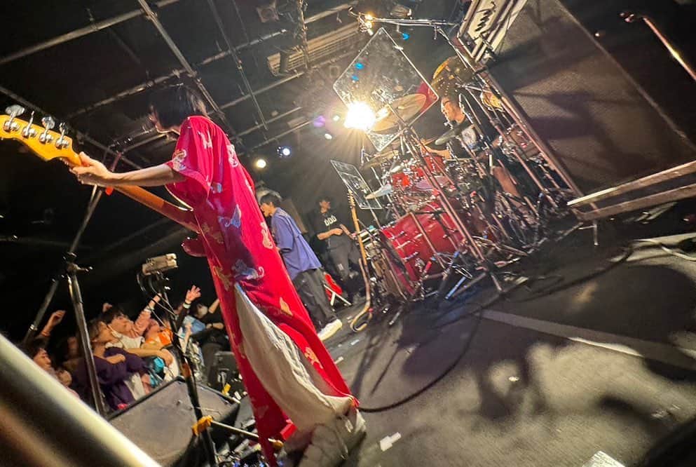 関根史織さんのインスタグラム写真 - (関根史織Instagram)「2023.11.19  ハンブレッダーズ 『秋のグーパンまつり2023』秋田公演  青森・秋田と2日間ありがとうございました  すごい熱気で汗だくになりました  ベースボールベアーは8年ぶりの秋田でした 久しぶりなので定番のきりたんぽとかゆっくり食べてから帰りたいと思います  ハンブレッダーズ連れてきてくれてありがとう また青森・秋田に行く時はみなさまよろしくお願いします  #ハンブレッダーズ #baseballbear」11月19日 21時29分 - sekine_bbb