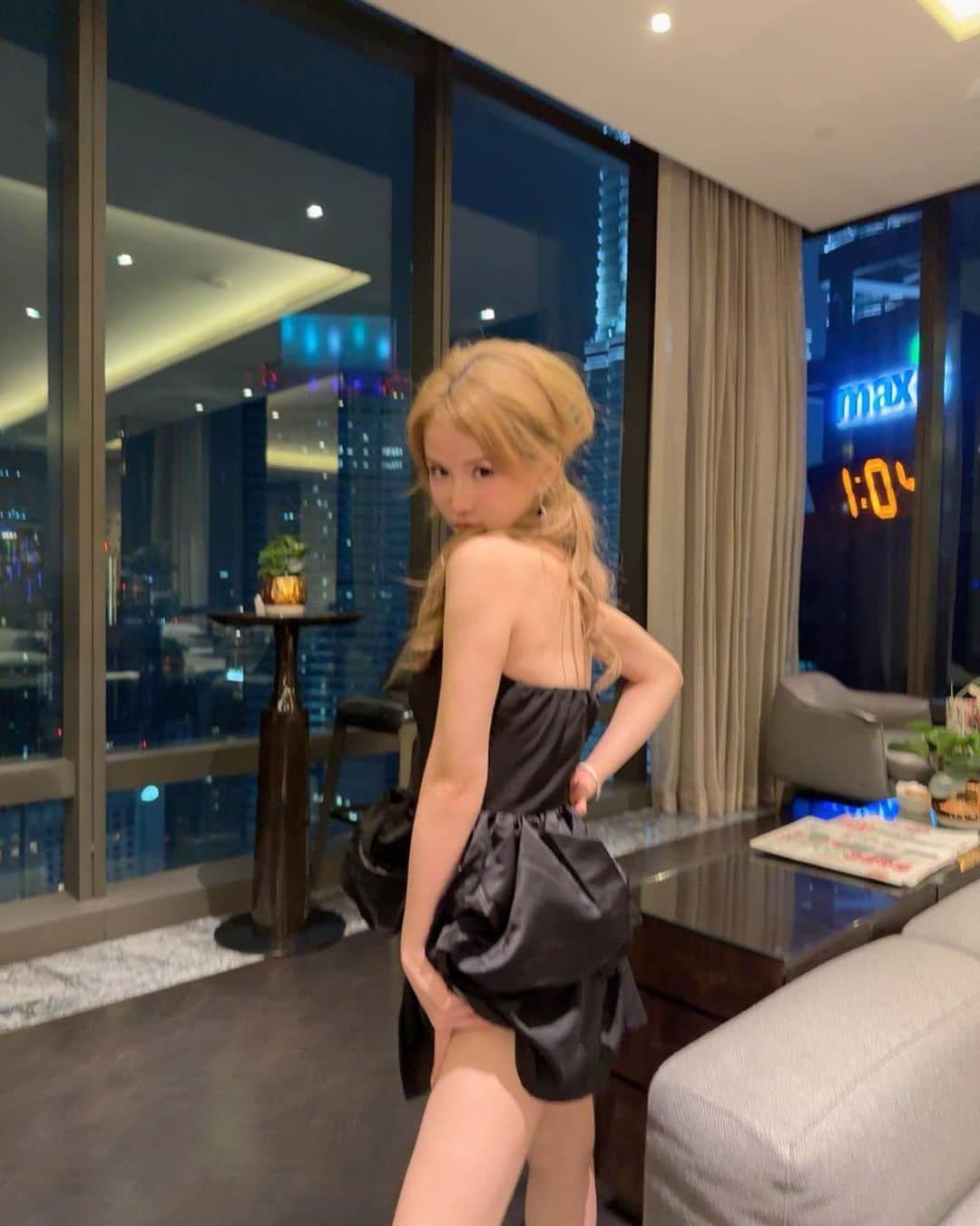 嬉野ゆみさんのインスタグラム写真 - (嬉野ゆみInstagram)「うれしのが考える、かわしく賢く生きる術⑴波を掴む  どんな波が来るかを見極めて、波に乗るかどうかを判断する必要がある🌊  イメージはサーフィン🏄‍♀️  実力以上の大波が来たら避難するし、いけそうかなと思ったら挑戦してみる。  チャンスを掴むために大事なことは、自らやめないこと🥰」11月19日 21時30分 - ureshino_chan