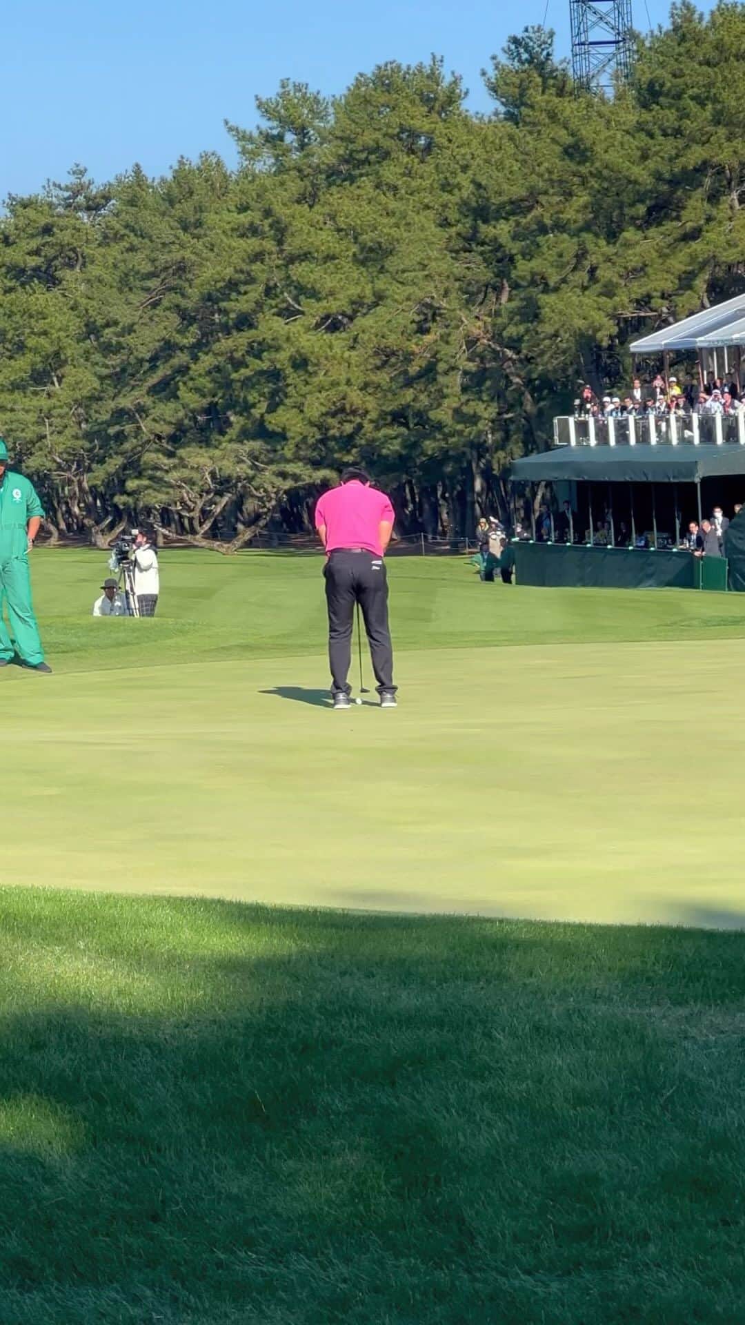  JGTO 男子プロゴルフツアーのインスタグラム：「「ダンロップフェニックストーナメント」最終ラウンド⛳️  杉浦悠太選手の優勝直後を少しだけ撮影しましたので、お見せします👀  ちなみに冒頭の優勝シーンから最後の優勝会見まで実際は1時間半かかってるんです😮❗️  大変な1日でしたが、お疲れ様でした‼️  #jgto  #golftournament  #男子ゴルフ #ダンロップフェニックストーナメント #ダンロップ #dpt #フェニックスカントリークラブ #杉浦悠太」