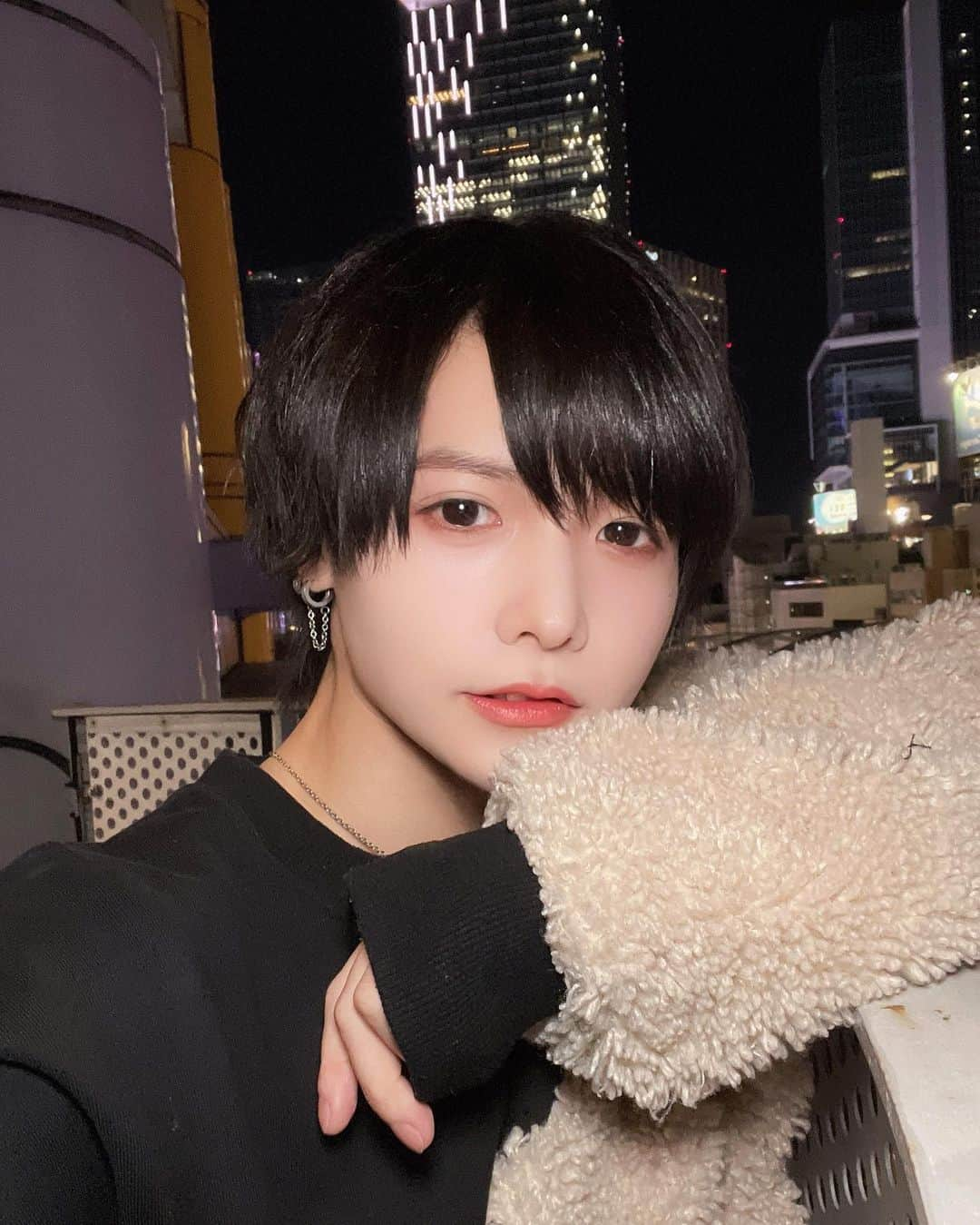 島貫勇士のインスタグラム：「右手だけもこもこだから手繋ぐときはこっち ・ ・ ・ #ポートレート #メンズアイドル #アイドル #かわいい #かっこいい #自撮り界隈 #両目界隈 #雰囲気男子 #雰囲気好き #メン地下  #メンズメイク #メンズヘア #あざと男子 #彼氏感 #彼女目線  #l4l #instagood #Instagram #selca #selfie #instalike #follow #followme #japaneseboy #japanboy」