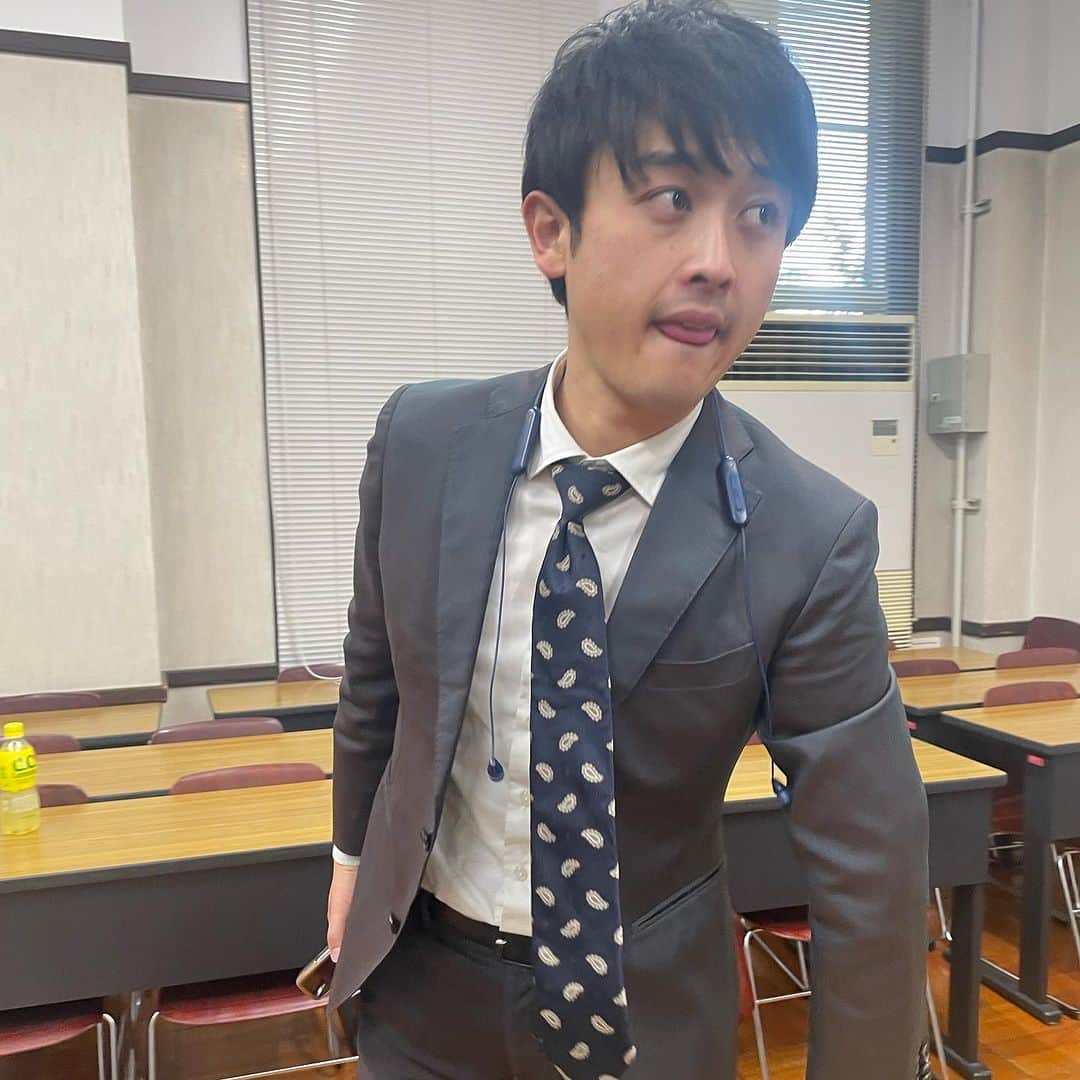 セルライトスパ大須賀さんのインスタグラム写真 - (セルライトスパ大須賀Instagram)「今日は同志社女子大学の学園祭へ行きました。 素敵なプレゼントも頂き感激です。  学生さんたちも品がありつつノリも良く楽しかったです。  生まれ変わったら同志社女子大学今出川キャンパスになりたいです。  からし蓮根のスギモンが立ち上がる瞬間の四コマを至近距離から気づかれることなく撮れました。  はぁ〜イケメン。  うらやましい。  生まれ変わったらスギモンに…いや、僕は同志社女子大学になるんだ。  いいねちょうだい。」11月19日 21時31分 - spa_osuka