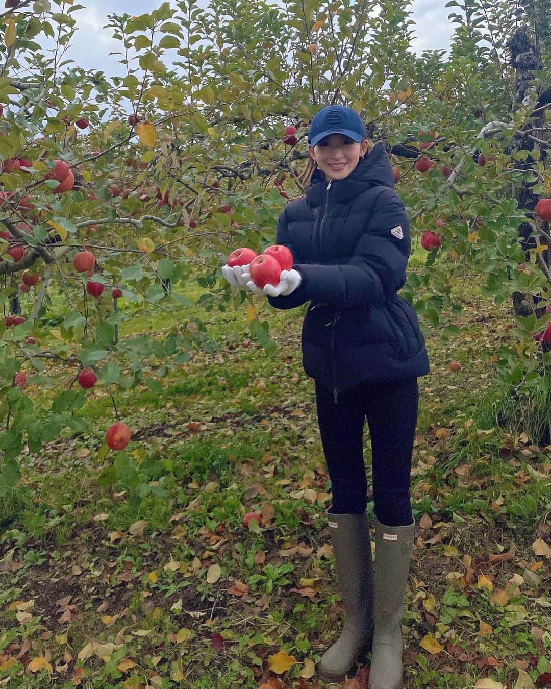 celia_azumaさんのインスタグラム写真 - (celia_azumaInstagram)「🍎  apple picking 🍎❤️  こーとのご家族とりんご狩りしました😆 とっても楽しい一日になりました🍎💕 ありがとうございました💕  #私が生産者です感 #applepicking #winter #ootd #dayoff #fyp #pyrenex #hunterboots #me」11月19日 21時31分 - ms__celia