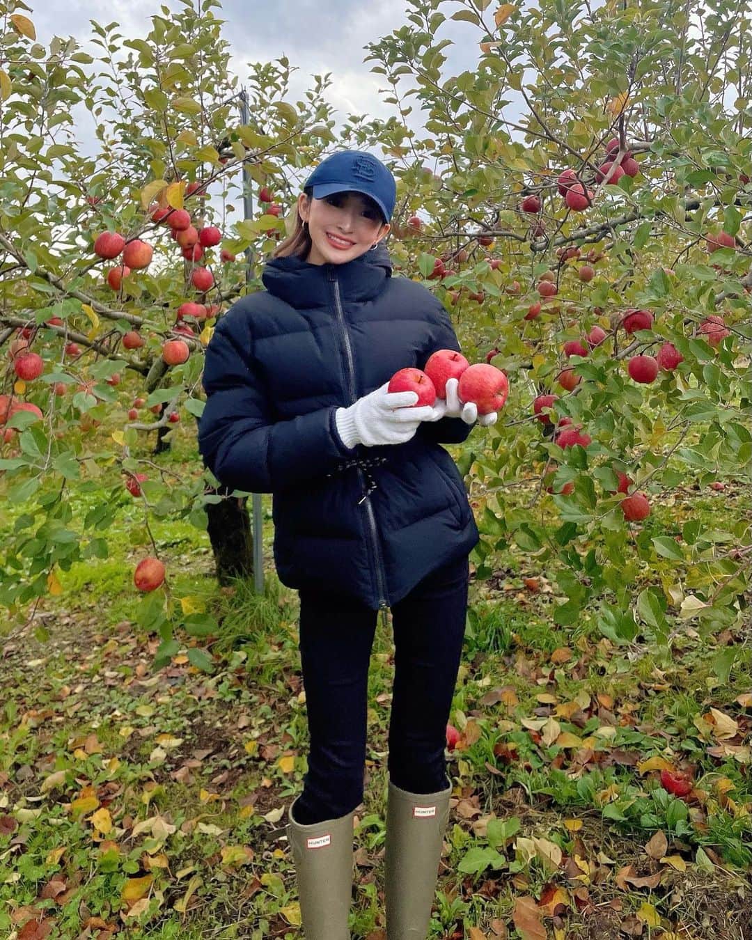 celia_azumaのインスタグラム：「🍎  apple picking 🍎❤️  こーとのご家族とりんご狩りしました😆 とっても楽しい一日になりました🍎💕 ありがとうございました💕  #私が生産者です感 #applepicking #winter #ootd #dayoff #fyp #pyrenex #hunterboots #me」