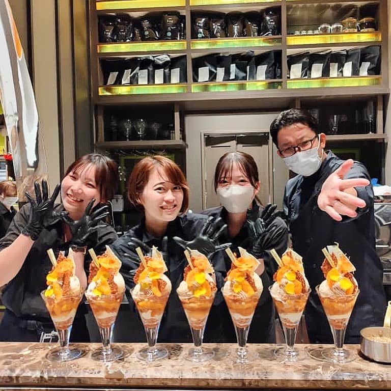 eguchikazuakiさんのインスタグラム写真 - (eguchikazuakiInstagram)「<デリーモ目白店7周年イベント>  2016年11/17日はデリーモ目白店がオープンした日 デリーモ唯一のカウンター仕様でショコラバーのタイトルをつけています  2023年店長は5代目になり 32歳で目白を始めた私も39歳になってしまった 目白店は他店にはない作るところが見える、会話も出来る お客様との距離が近いお店です  @delimmo_owada に呼ばれて集まったメンバーで 一夜限りのイベント 中身はすでにたくさん投稿していただいてますので、 その中の1枚だけ、ありがとうございます  久々に目白に立てて楽しい時間を過ごさせて頂きました ご予約してくださった皆さまありがとうございました また呼ばれるその日まで  明日からは周年ギフトの販売開始です たくさんの周年ギフトをご用意致しました 限定パフェも登場です 期間中（11月20日〜30日） カフェ利用も含む5,000円以上のお会計でマグカップをプレゼントします ※数量限定、無くなり次第終了です  周年時にはいつも記憶が蘇ります 私はどんな気持ちで目白店を創ったのか？ 目白店でなにをしたかったのか？ 歴代のスタッフやお客様との会話を想い出します  そして自問自答し、答えを見つけ、すぐ走り出す お店を出す事はゴールでもスタートでもなんでもないんです パティシエはお店を出すことが目標ですか？ 私はそうは思わない  まだまだ力不足を痛感していますが精一杯やります 温かい目で見ていただければ幸いです  8年目もよろしくお願いします  #delimmo #chocolate #event #mejiro #parfait #parfaits #chocolateparfait #pastry #anniversary #anniversarygift #gift #pastrychef #chefpatissier #chocolatier」11月19日 21時32分 - eguchikazuaki