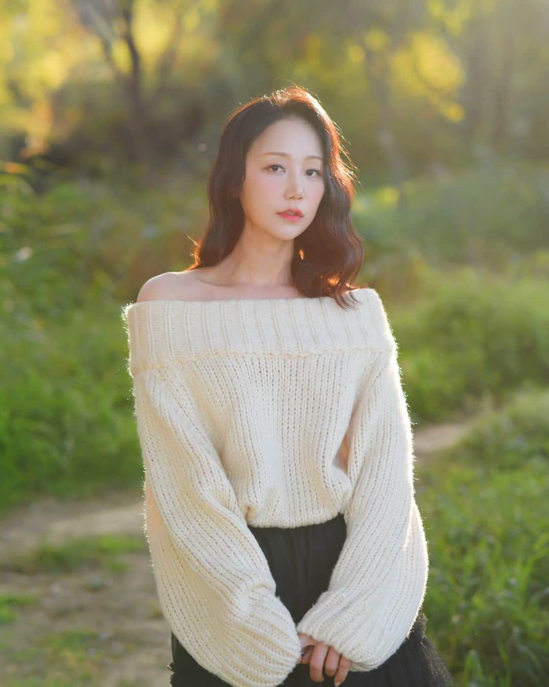 Diem、のインスタグラム：「청순열매를 먹어볼💚...갈대이슈🤭 날씨좋아서 기분좋다가 갑자기 눈앞에서 잘려나가는 갈대들이 보이는데,,, 석일 승규실장님 유정이한테 미안해서 얼마나 식은땀이 났는지ㅋㅋ」