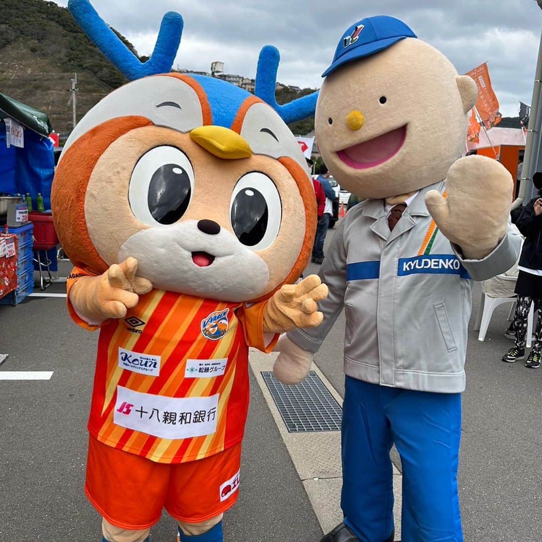 のインスタグラム：「オフィシャルパートナー・九電工さまのECOフェア✨  おしごとたいけんやじゃんけんたいかい、スタンプラリー、おかしすくいにおいしいもぐもぐっもりだくさんでしたっ＼(^o^)／ 水仙マンさんのステージにもとびいりさんか‼️ぼくのだいすきなおうたでのりのりっ🐥🎶  ことしもたかいところでさぎょうするかっこいいおくるまにのせていただきましたよ～☺️⤴️⤴️ (ぼくがのぼれるたかさまでのせていただきました💡)  九電工さまのタスキ課長さんともぱしゃり📸✨  #vvaren #vファーレン #vファーレン長崎 #長崎 #ヴィヴィくん #九電工 さま」