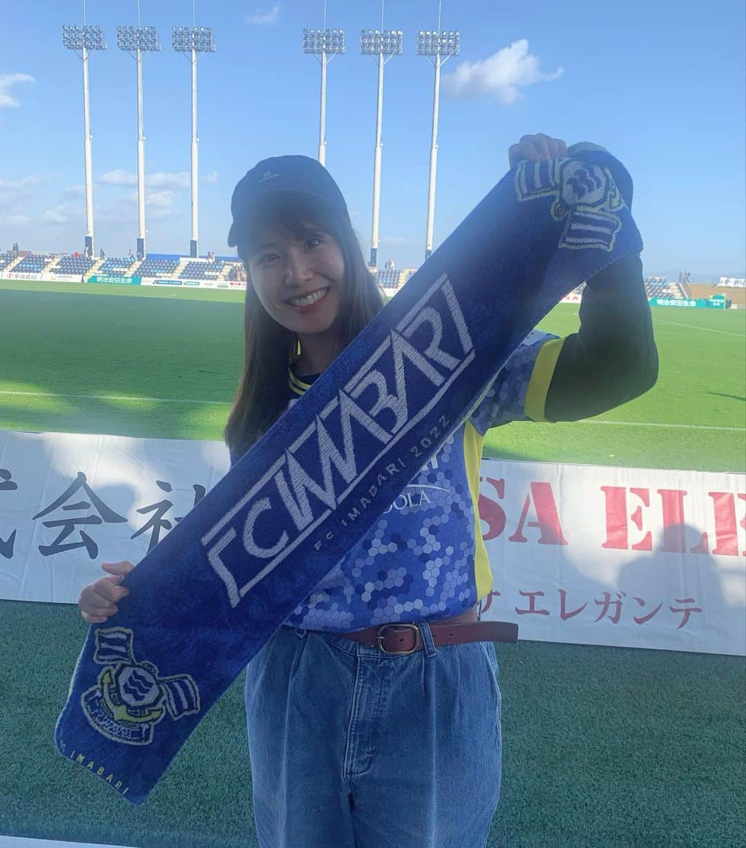 山﨑真依のインスタグラム：「・  わたしの今季のホーム戦参戦、 本日で終了‼️⚽️  FC今治vs鹿児島ユナイテッドFC ２-１　劇的逆転勝利‼️🙌  同点ゴールで今治に流れを引き戻してくれた三門選手、 逆転勝利弾を頭から体ごとゴールにねじこんだ新井選手、 本当に素晴らしかったです☺️✨  一点目が入った時、 望みが繋がった気がしてもう少し泣きそうになりました（笑）  さらには試合終了後の照山選手の男泣き(？)に胸打たれ、 また涙が込み上げそうになりました🥲  選手全員が全力で気持ちを見せて 体を張ってもぎとった勝利ですね❗️  来週がホーム最終戦なのですが、 25日(土)13時キックオフなんです… (察してください😂)  最後の最後に 勝利が、選手たちの笑顔が見られて本当に良かった🤲✨  写真は隣に座っていた優しいサポーターのお姉さんたちが撮ってくださいました☺️🤲  今治の優しいサポーターさんたち、 来週のホーム戦も私の分までどうぞ応援頑張ってください📣♪  選手、スタッフ、サポーターの皆さま今日も寒い中お疲れ様でした❄️  改めて、最高の試合をありがとうございました‼️  #愛媛 #アナウンサー #サッカー  #サッカー女子 #jリーグ #j3  #fc今治」