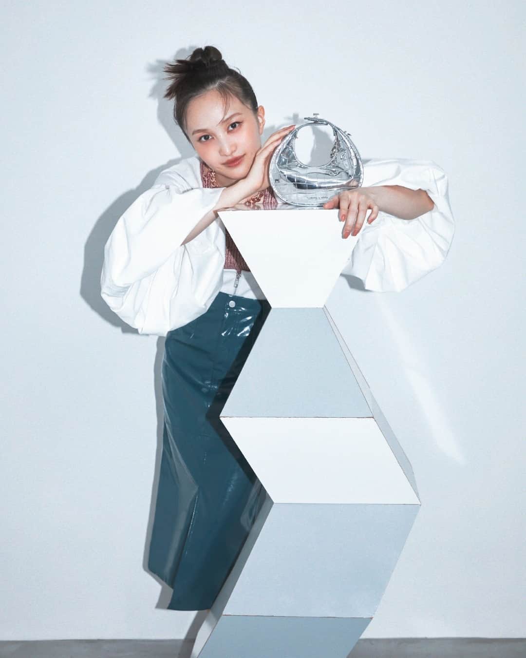 CHARLES & KEITH JAPAN CHARLES & KEITHのインスタグラム：「⁠【WINTER 2023 with @kanakomomota_official】⁠ ころんとしたシルエットが可愛らしいムーンバッグは、クロコ型押し加工でエレガントな印象。⁠ Silverカラーが今シーズンの気分❤️⁠ ⁠ ミニクロックエフェクト ムーンバッグ⁠ (Article No. CK2-40270899-1)⁠ ⁠ #CharlesKeithFW23⁠ #チャールズアドキース⁠ @nylonjapan⁠ ⁠ MODEL: KANAKO MOMOTA​⁠ PHOTOGRAPHY: SHOTARO YAMAGOE​⁠ STYLING: HIROMI NAKAMOTO(SIGNO)​⁠ HAIR&MAKEUP: HITOMI MATSUNO​」