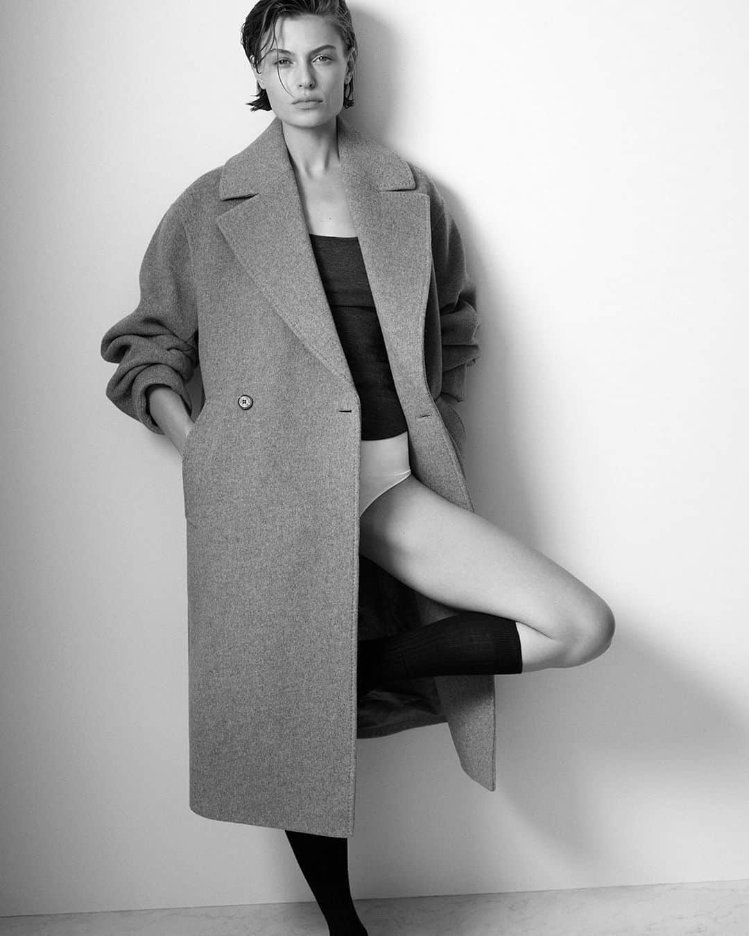コスのインスタグラム：「Cocooning layers​  Crafted from an RWS-certified wool blend」