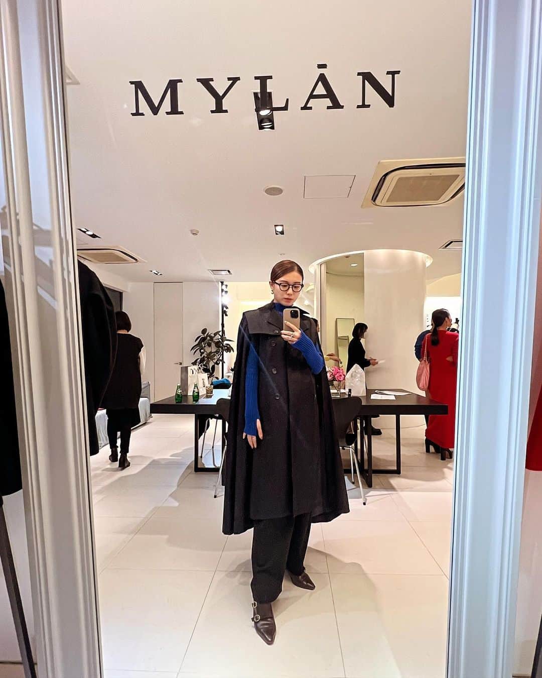 西村まどかのインスタグラム：「@mylan_official   鮮やかさと繊細なデザインに 眺めてるだけでもうっとり、、 着ると心まで華やかな気持ちに☀︎  とーっても上質な素材なので、 肌触りも最高でした。  私もずーっと好きな色を着て 明るくいたいなって思えました🌈  ありがとうございました♡ @discus_kobayashi  @keikosasaki_mylan   #MYLAN #fashion」