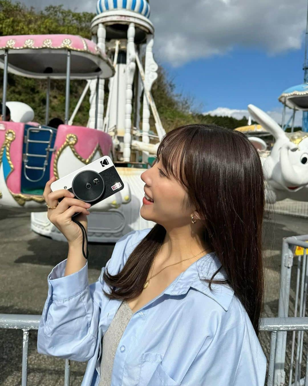 Moka さんのインスタグラム写真 - (Moka Instagram)「地方にちょこんとある遊園地大好き🎡♡!!  ゆるくて平和な雰囲気素敵すぎる一生なくならないでほしい。  最近私が家族旅行のためにゲットした旅のお供はこちら📷  「コダック KODAK Mini Shot 2 Retro 4PASS 2-in-1インスタントカメラ＆フォトプリンター」  インスタントカメラとしてエモい写真を撮ったりスマホからBluetoothで好きな写真を送信してその場で印刷できるインスタントカメラとプリンターが一体になった商品✨  インスタントカメラの現像するまでわからない感じも好きだけどせっかくのお出かけならいい1枚を残したい。 そう、こちらの商品はインスタントカメラモードでも満足いくまで撮り直しが可能なんです◎  おばあちゃんが手帳に私や家族の写真を挟んでるのを見て、旅行の時にその場で現像してプレゼントしたら嬉しいだろうなぁと想像するだけでほっこりしちゃった商品。  これからたくさん愛用します🤝🏻  今月はBlack Fridayでお安く買えるチャンスなので要チェック🔍  楽天市場 11/21〜 Amazon 11/24〜  #kodak #camera #コダック #インスタントカメラ #写真プリンター #旅行グッズ #カメラ #カメラ女子 #思い出pic #写真好き #写真 #フリーモデル #フリーランスモデル #モデル #広告モデル #イメージモデル #撮影 #撮影モデル #撮影依頼受付中 #撮影依頼募集中 #インフルエンサー #インスタグラマー #MV撮影 #作品撮り #作品撮りモデル #フリーモデル東京 #フリーランスモデル東京 #タレント #女優 #役者」11月19日 20時09分 - moka_030n