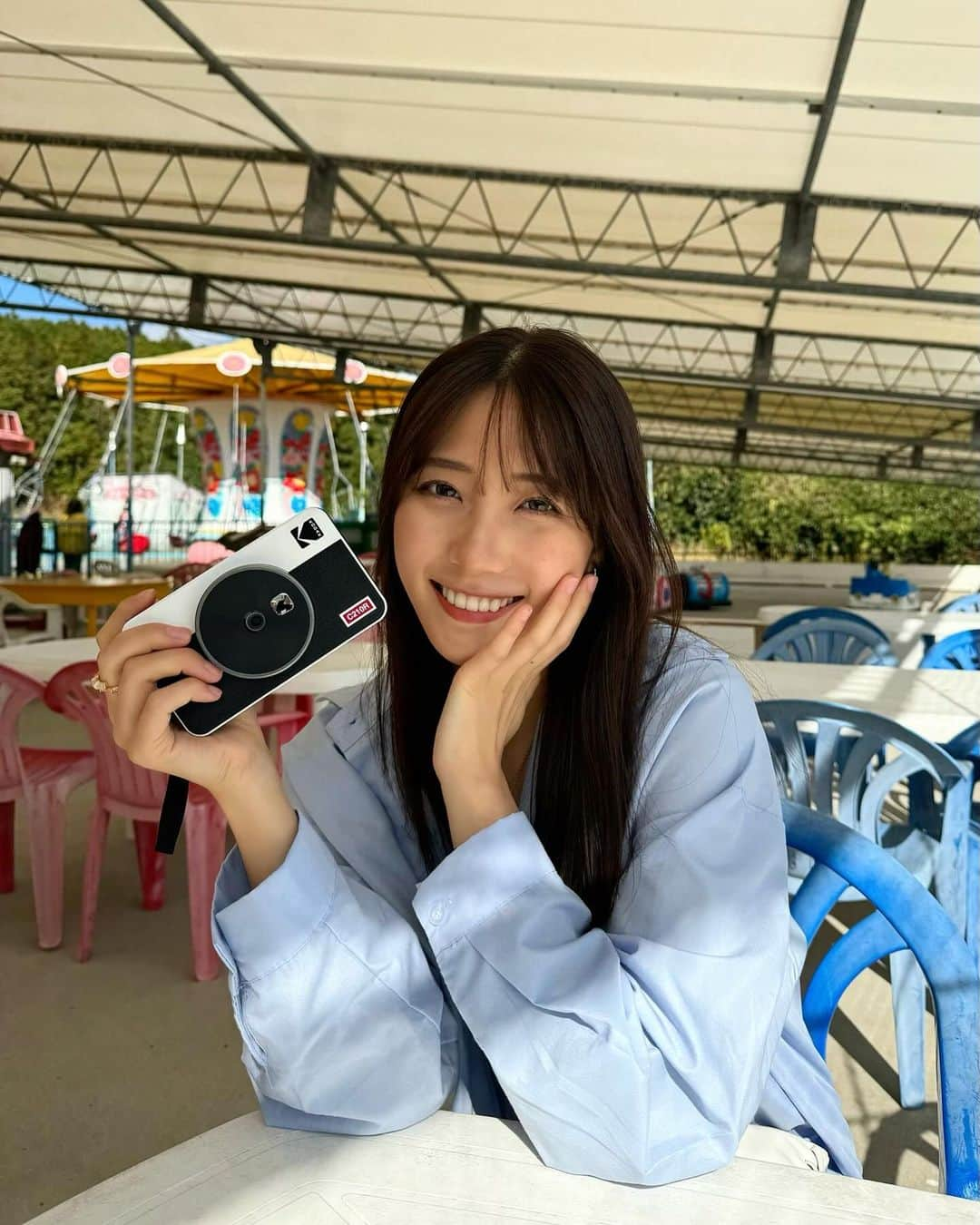 Moka のインスタグラム：「地方にちょこんとある遊園地大好き🎡♡!!  ゆるくて平和な雰囲気素敵すぎる一生なくならないでほしい。  最近私が家族旅行のためにゲットした旅のお供はこちら📷  「コダック KODAK Mini Shot 2 Retro 4PASS 2-in-1インスタントカメラ＆フォトプリンター」  インスタントカメラとしてエモい写真を撮ったりスマホからBluetoothで好きな写真を送信してその場で印刷できるインスタントカメラとプリンターが一体になった商品✨  インスタントカメラの現像するまでわからない感じも好きだけどせっかくのお出かけならいい1枚を残したい。 そう、こちらの商品はインスタントカメラモードでも満足いくまで撮り直しが可能なんです◎  おばあちゃんが手帳に私や家族の写真を挟んでるのを見て、旅行の時にその場で現像してプレゼントしたら嬉しいだろうなぁと想像するだけでほっこりしちゃった商品。  これからたくさん愛用します🤝🏻  今月はBlack Fridayでお安く買えるチャンスなので要チェック🔍  楽天市場 11/21〜 Amazon 11/24〜  #kodak #camera #コダック #インスタントカメラ #写真プリンター #旅行グッズ #カメラ #カメラ女子 #思い出pic #写真好き #写真 #フリーモデル #フリーランスモデル #モデル #広告モデル #イメージモデル #撮影 #撮影モデル #撮影依頼受付中 #撮影依頼募集中 #インフルエンサー #インスタグラマー #MV撮影 #作品撮り #作品撮りモデル #フリーモデル東京 #フリーランスモデル東京 #タレント #女優 #役者」