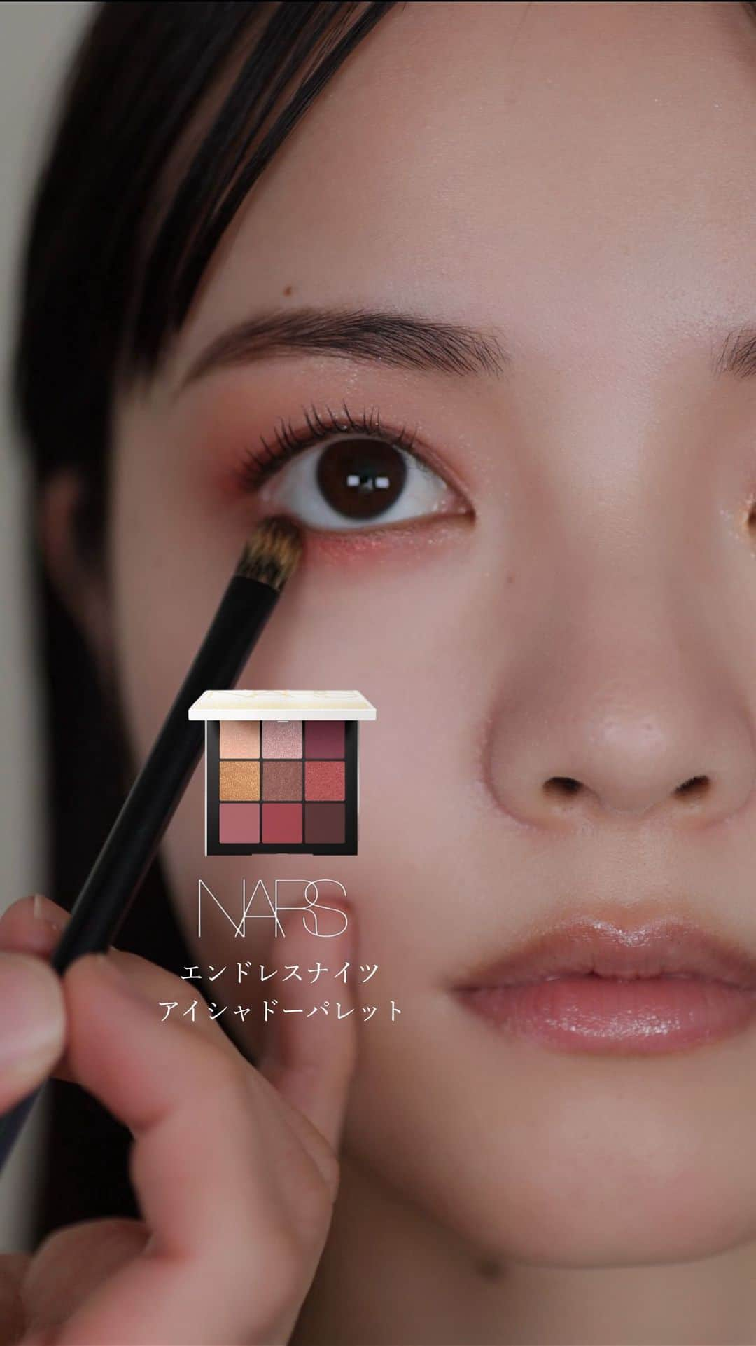 大木光のインスタグラム：「NARS 2023 クリスマスコフレ エンドレスにきらめくような9色のアイシャドーパレット。 ゴールドのグリッターで装飾されたホリデー限定パッケージ —————— 使用アイテム —————— ■ エンドレスナイツ　アイシャドーパレット  配色が抜群に可愛く、パーティー気分を盛り上げてくれる眩い輝きを宿す9つのカラーで様々なメイクバランスを！  @narscosmeticsjapan   #narscosmetics #ナーズ #ナーズアイシャドウ #クリスマスコフレ  #アイパレット  #メイク動画」