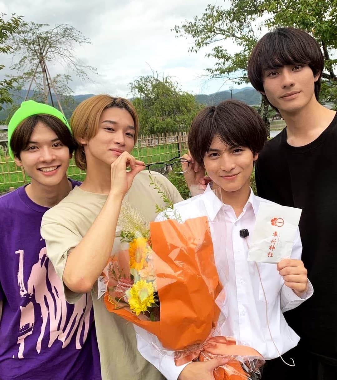 村井の恋さんのインスタグラム写真 - (村井の恋Instagram)「クランクアップ写真💐🌟  本日はカケルこと芦屋架役の柏木悠さん！ みなさん、カケルとってもかわいかったですよね…！？ コロコロと変わる喜怒哀楽の表情と 素直で一生懸命なカケルが本当にチャーミングでした💓 ですが、現場ではやんちゃでいつも笑顔な最年少😂大変な撮影の中、スタッフもたくさん元気をいただきました！ 最後は渡月橋まで走るシーンでクランクアップ🎊  柏木さん どうもありがとうございました‼︎  最終話はTVerにて配信中💫 この週末にぜひ…‼︎  #tbs #ドラマストリーム #君には届かない #icannotreachyou  #12月8日よりnetflixにて海外配信スタート  #4月10日DVDBlu-ray発売決定 #柏木悠(#超特急) #前田拳太郎 #松本怜生 #百瀬拓実 #藤野の本体(#田中偉登)」11月19日 20時02分 - tbs_drama_stream