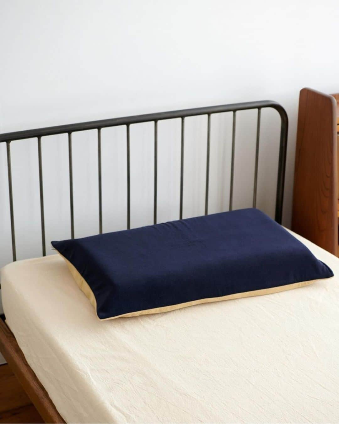 journal standard Furnitureさんのインスタグラム写真 - (journal standard FurnitureInstagram)「⁡ BRAIN SLEEP×JOURNAL STANDARD FURNITUREコラボ第二弾のPILLOW COVER ブレインスリープ　ピローの、Low-Standardが入るサイズ。 ⁡ タオル地の枕カバーは肌触りにこだわり、バイカラーで仕上げたカラーリングは、お手持ちの布団カバーに合わせやすいデザインです。 ⁡ 大人の雰囲気のリラックスしたカジュアルなベッドルームのコーディネートにおすすめです。 ⁡ 【BRAIN SLEEP PILLOW】 ⁡ 1週間であなた専用の枕に 「早く、深く、脳が眠る」。 明日のパフォーマンスを引き出す。 ⁡ 最高の睡眠に欠かせない眠り初めの「黄金の90分」を実現するために設計された枕。 抜群の通気性で脳を冷やす。 オーダーメイド級のフィット感。地球に優しく清潔。 ⁡ — ⁡ 【BRAIN SLEEP × JSF】 PILLOW PILE PILLOW COVER ¥4,950 ⁡ BRAIN SLEEP PILLOW (9グラデーション) ¥28,600 ⁡ — ⁡ #journalstandardfurniture #acmefurniture #baycrews #furniture #bedroom #pillow #brainsleep #sleep #pillow #pillowcover」11月19日 21時00分 - js_furniture