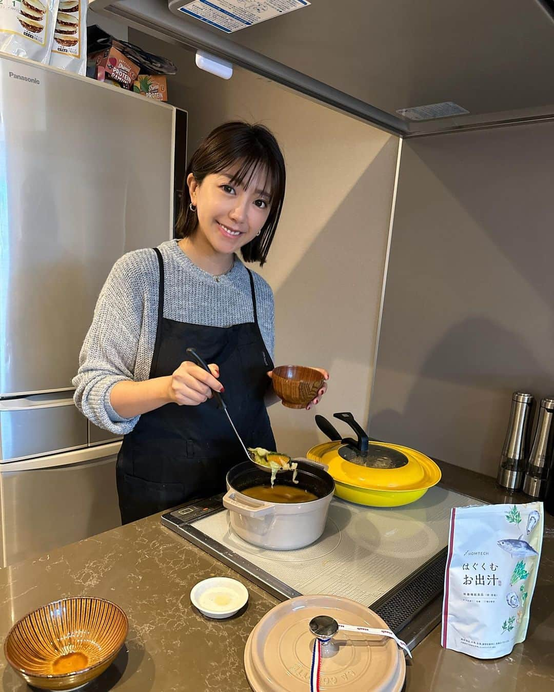 水田あゆみさんのインスタグラム写真 - (水田あゆみInstagram)「日常の食事を”妊活習慣”へ🌱  妊活を始めると、意識的に食事のバランスを考えたり、わざわざサプリを摂ったりするものだけど、 なんと毎日の食事に使える”妊活おだし”が現れた☺️  妊活は二人で取り組むもの。 ふたりで育むもの。  葉酸、鉄、亜鉛をしっかり配合したお出汁は、 お味噌汁や炒め物、煮物にお鍋にとっても万能だよ✌️  さらに沢山のビタミン類、魚介と11種類のお野菜も入ってて、これみんな女性にも男性にも必要な栄養素なんだよね🥰  私はこれで豚汁作ったり、かぼちゃの煮付けしたり、野菜炒めにも使ったりしてて、本当に美味しいです！✌️ いつもの料理に少し入れるだけで、お料理上手にもなれちゃいます😋  食事を通じて妊活を自然に、ストレスなく取り組むために、基本ベースに”妊活おだし”を使うと少し楽になる気がするよ☺️  妊娠中や授乳中も使えるのもおすすめポイント☝🏼  今回特別にAmazonで使える30%OFFクーポンも用意してもらいました！ クーポンコード：AYUhom30 ぜひこの機会に試してみてください✨  #オムテック　#homtech 　#妊活おだし　#妊活お出汁　#お出汁　#妊活ごはん　#はぐくむお出汁　#葉酸　#葉酸サプリ　#温活　#妊活　#プレ妊活　 #ふたり妊活　#プレコンセプションケア　#プレコン　#アンファー　#メンテック　#pr」11月24日 18時00分 - ayune____