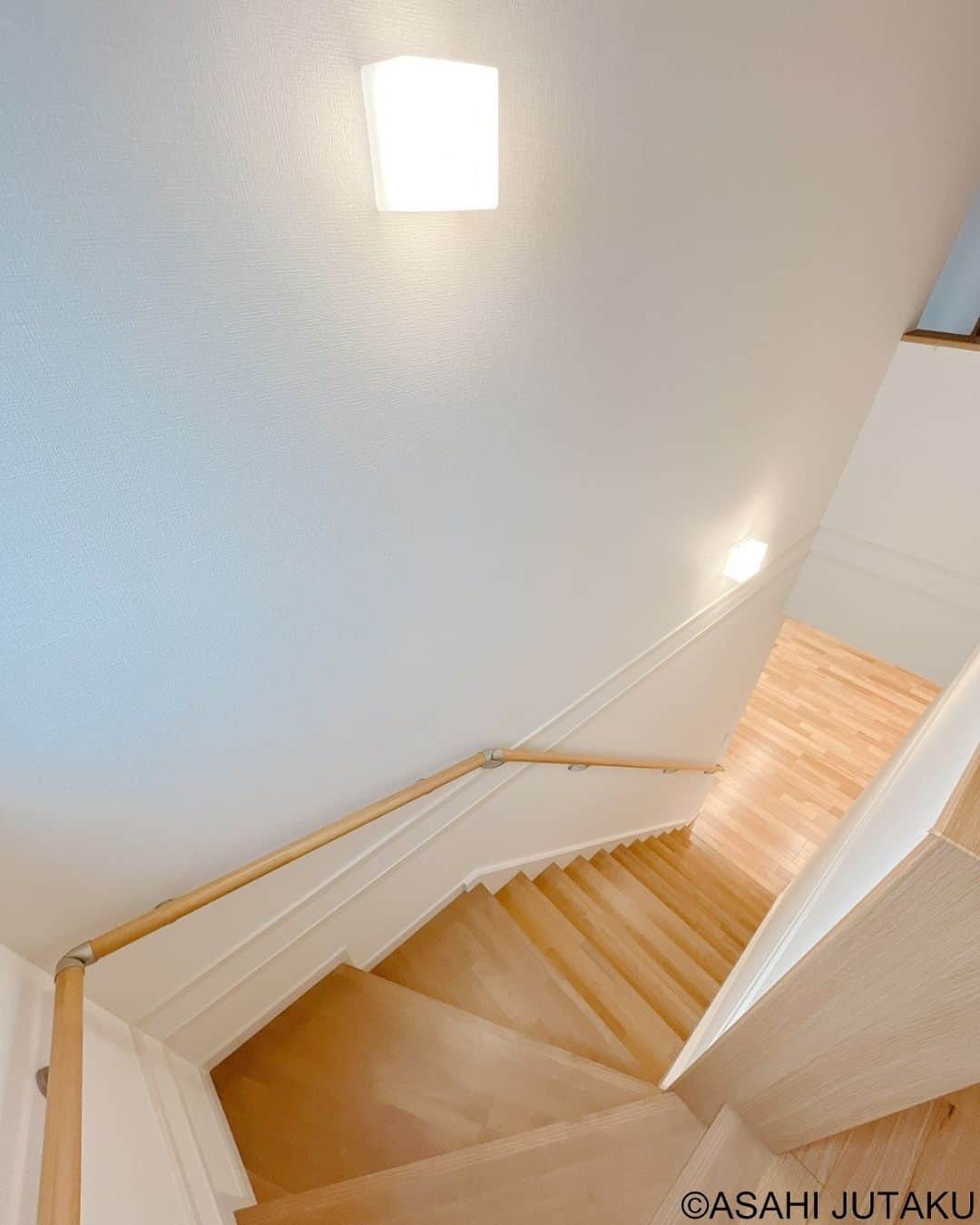 朝日住宅株式会社さんのインスタグラム写真 - (朝日住宅株式会社Instagram)「【階段特集】   朝日住宅の階段施工例、集めてみました。 上の階と下の階をつなげる階段。 形状や手すり、踏板などの組み合わせによって雰囲気や使い勝手が変わってきます。  お家づくりの参考になりますように✨   朝日住宅の家づくりが気になった方は、ストーリーズのハイライト『カタログ請求』よりお気軽にお問合せください。 しつこい営業はいたしません。  ✜✜✜✜✜✜✜✜✜✜✜✜✜✜✜✜✜✜✜✜✜✜✜✜  施工例をもっと見たい方は こちら⇒ @asahijutaku  浜松笠井展示場をご見学希望の方は こちら⇒ @asahijutaku.hamamatsu  ✜✜✜✜✜✜✜✜✜✜✜✜✜✜✜✜✜✜✜✜✜✜✜✜  #階段特集 #階段 #アイアン階段 #踏板 #朝日住宅 #住宅 #デザイン住宅 #高性能住宅 #インテリア #マイホーム #家づくり #施工例 #新築 #注文住宅 #自由設計 #高気密高断熱 #免疫住宅 #全館空調 #静岡県西部住宅会社 #静岡県西部注文住宅 #磐田市住宅会社 #磐田市注文住宅 #浜松市モデルハウス #浜松市住宅会社 #浜松市注文住宅」11月19日 20時10分 - asahijutaku