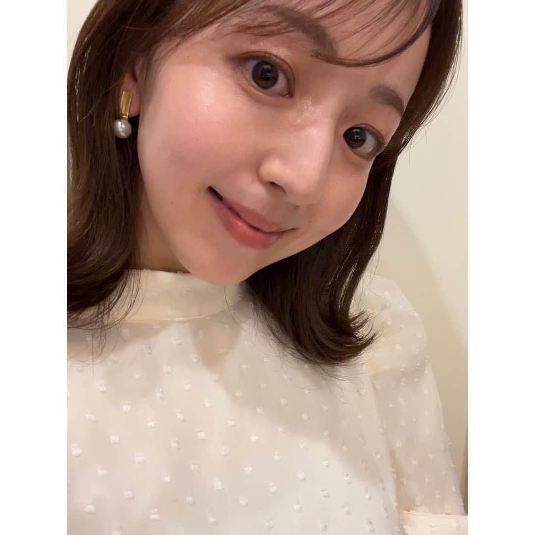 伊藤弘美さんのインスタグラム写真 - (伊藤弘美Instagram)「☺︎ ⁡ ランチした時にお友だちからもらった リップでメイク🪞✨ ⁡ どんなシーンでも使える馴染みの良いカラーで 毎日手に取りそうな予感☺️  ⁡刻印も可愛い〜！ありがとう〜🫶💗 ⁡ ⁡ ⁡ #リップ　#メイク　#イエベ春  #esteelauder #エスティローダー #ピュアカラーイルミネーティングシャインリップスティック #903イマジナリー ⁡ #育児　#男の子　#2歳男の子　#男の子ママ #女の子　#1歳女の子　#女の子ママ」11月19日 20時05分 - hiromi_ito831