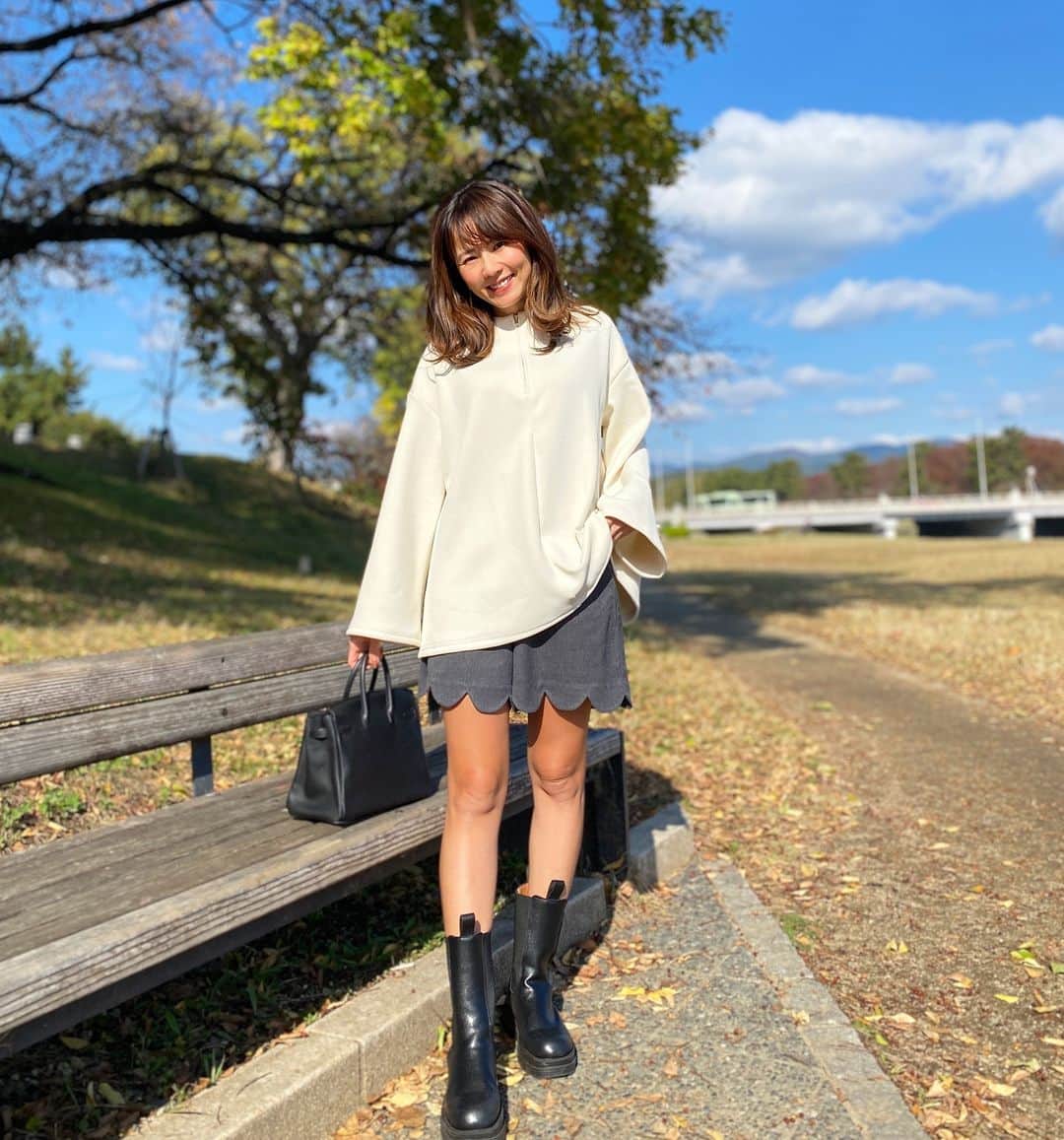 岩崎静羅のインスタグラム：「☺︎ 紅葉見に行こうよう🍁 と、飛び出したものの まだこのあたりは始まってなかった。。  #低身長コーデ #京都 #京都観光 #アラフォーコーデ #小柄コーデ  #ショートパンツ #shein購入品 #strooney   おニューのスカラップショートパンツ！ めっちゃ使える🥺✨」