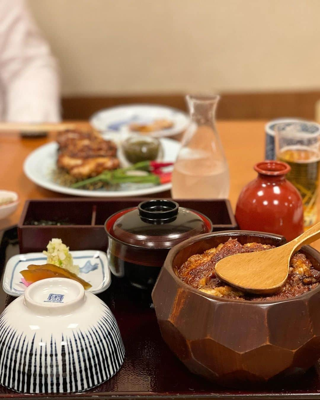 上野仁美さんのインスタグラム写真 - (上野仁美Instagram)「. ⁡ 名古屋ご飯🍚 ⁡ あつた蓬莱軒本店へ。 フォロワーの皆様からも沢山お勧めいただいたので、 定番ですがひつまぶしはこちらにしました💁‍♀️ ⁡ ⁡ ⁡ 本場のひつまぶしは初めて✨ 家族三人夢中でいただきました。 私は２杯目の薬味をたっぷり乗っけていただくのが一番好きでした❤️ 娘は骨せんべいに😍  こちらは予約は出来ずなので、16時半から夜の部がスタートですが、16時ごろお店に到着▶︎お店前でボードに名前を書いてくださいます。私たちは16時半の枠で席が取れました😌 その後、かなりお店前には列が出来ていましたよ💦 ご参考になれば...✨  ⁡ ⁡ #名古屋グルメ #名古屋ご飯 #名古屋旅行 #ひつまぶし #ひつまぶし名古屋 #あつた蓬莱軒 #あつた蓬莱軒本店」11月19日 20時06分 - hitomi0502_u