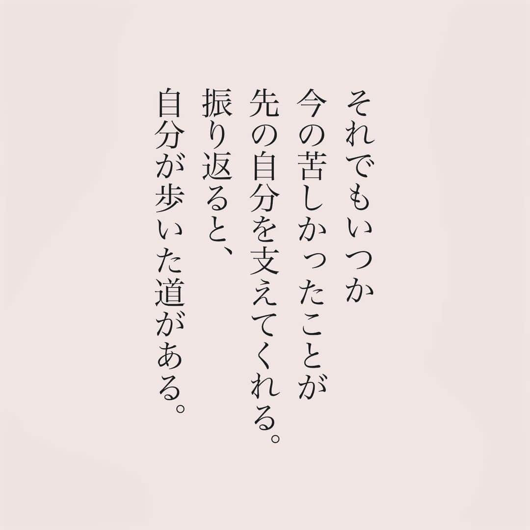 カフカさんのインスタグラム写真 - (カフカInstagram)「.  どんな苦しいことも、 いつか終わりが来る。  #言葉#ことば#言葉の力 #前向き#気持ち#心　 #幸せ#悩み#不安#人間関係#生き方 #考え方#自分磨き#人生 #頑張る #大切 #幸せ #大事 #成長 #日常 #生活  #日々#毎日#エッセイ#自己成長#自分らしさ #あなたへのメッセージ」11月19日 20時06分 - kafuka022