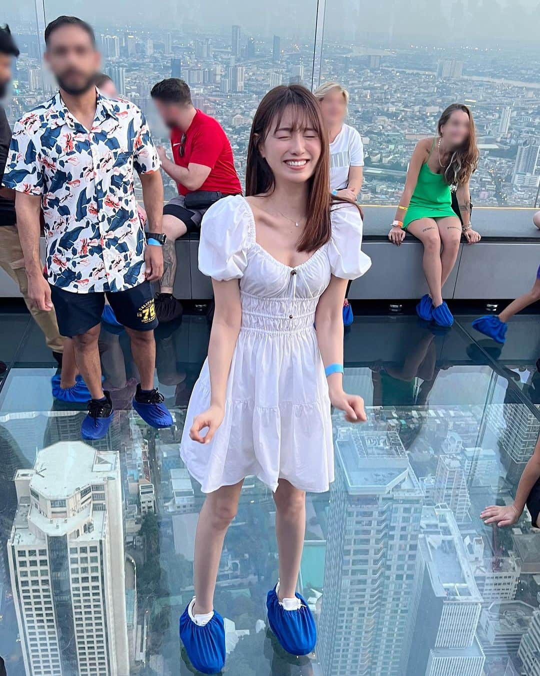 松中みなみのインスタグラム：「高所恐怖症。がんばった！！！！  📍@mahanakhon_skywalk   今日アップされたひなみなチャンネルで #ザスタンダードホテルバンコク の屋上、ルーフトップでの レポを載せてるので ぜひチェックしてみてね♫  #タイ旅行 #バンコク旅行 #バンコク観光   I went to the Mahanakhon Skywalk on the roof of the Standard Bangkok hotel, but it was soooo scary. But the view is stunning!!!!!!  Let’s check it out on YOUTUBE! —HinaMinaChannel—  #bangkoktrip #liveinbangkok #bkklife #mahanakhon  #mahanakhonskywalk」