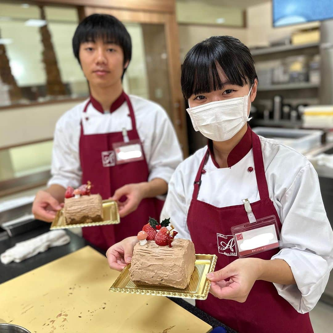 赤堀製菓専門学校さんのインスタグラム写真 - (赤堀製菓専門学校Instagram)「プレカレッジ❕ 赤堀製菓の受験に合格した人に対してプレカレッジを開催しました！ 赤堀の入学前の不安解消として、入学後のイメージが付くようビュッシュドノエルを作りました！ 参加者同士で協力し合いながら1人1台作っていました🥰  #赤堀製菓専門学校 #パティシエ #パティシエ科 #パティシエ実践科 #専門学校 #進路 #お菓子作り #専門学生 #製菓実習 #製菓専門学校 #専門学生の日常#プロを目指す #製菓 #将来の夢 #パティシエの卵 #お菓子作り好きな人と繋がりたい #スイーツ好きな人と繋がりたい#楽しい学校 #製菓学生 #お菓子作り記録 #ケーキ屋さん #パティシエカメラ部 #スイーツ作り #ウェディングケーキ #プレカレッジ #入学前 #ブッシュドノエル #クリスマスケーキ」11月19日 20時08分 - akahoriseika