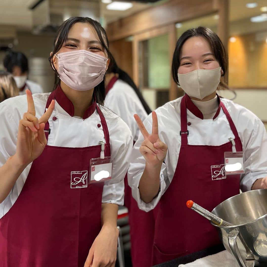 赤堀製菓専門学校さんのインスタグラム写真 - (赤堀製菓専門学校Instagram)「プレカレッジ❕ 赤堀製菓の受験に合格した人に対してプレカレッジを開催しました！ 赤堀の入学前の不安解消として、入学後のイメージが付くようビュッシュドノエルを作りました！ 参加者同士で協力し合いながら1人1台作っていました🥰  #赤堀製菓専門学校 #パティシエ #パティシエ科 #パティシエ実践科 #専門学校 #進路 #お菓子作り #専門学生 #製菓実習 #製菓専門学校 #専門学生の日常#プロを目指す #製菓 #将来の夢 #パティシエの卵 #お菓子作り好きな人と繋がりたい #スイーツ好きな人と繋がりたい#楽しい学校 #製菓学生 #お菓子作り記録 #ケーキ屋さん #パティシエカメラ部 #スイーツ作り #ウェディングケーキ #プレカレッジ #入学前 #ブッシュドノエル #クリスマスケーキ」11月19日 20時08分 - akahoriseika