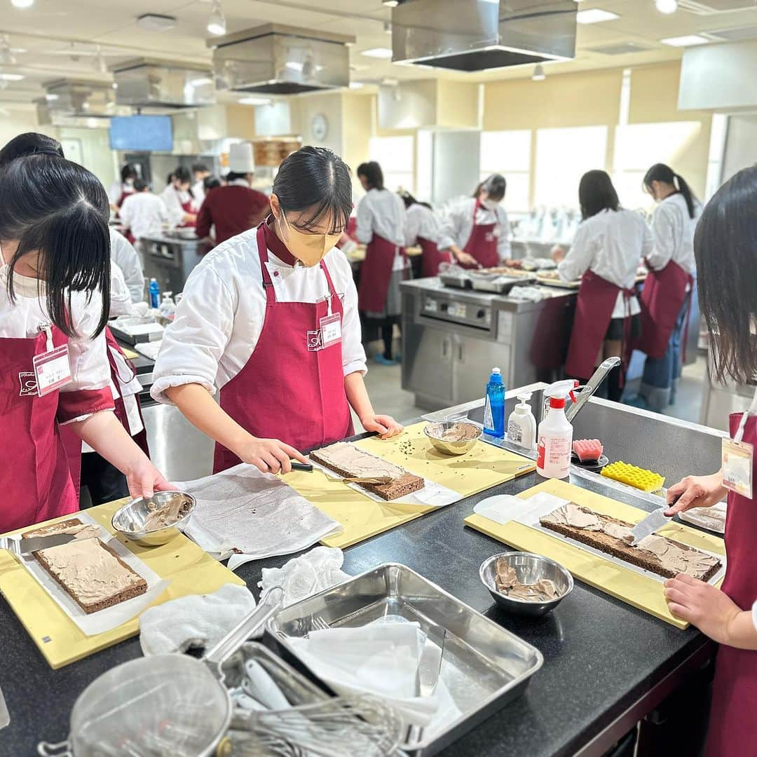 赤堀製菓専門学校さんのインスタグラム写真 - (赤堀製菓専門学校Instagram)「プレカレッジ❕ 赤堀製菓の受験に合格した人に対してプレカレッジを開催しました！ 赤堀の入学前の不安解消として、入学後のイメージが付くようビュッシュドノエルを作りました！ 参加者同士で協力し合いながら1人1台作っていました🥰  #赤堀製菓専門学校 #パティシエ #パティシエ科 #パティシエ実践科 #専門学校 #進路 #お菓子作り #専門学生 #製菓実習 #製菓専門学校 #専門学生の日常#プロを目指す #製菓 #将来の夢 #パティシエの卵 #お菓子作り好きな人と繋がりたい #スイーツ好きな人と繋がりたい#楽しい学校 #製菓学生 #お菓子作り記録 #ケーキ屋さん #パティシエカメラ部 #スイーツ作り #ウェディングケーキ #プレカレッジ #入学前 #ブッシュドノエル #クリスマスケーキ」11月19日 20時08分 - akahoriseika