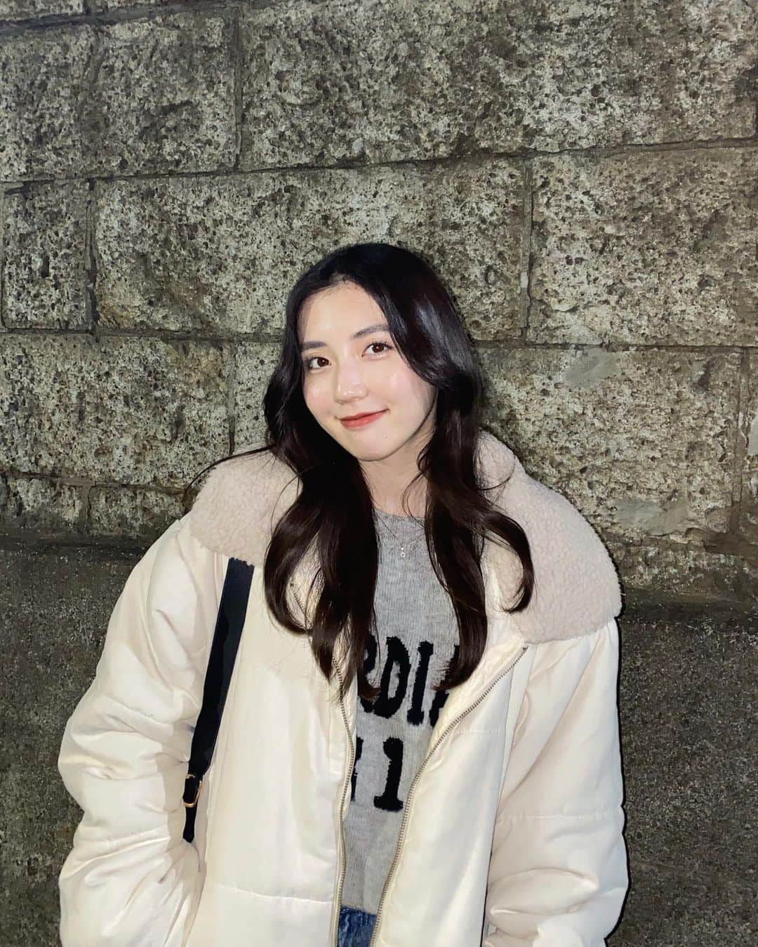 宮本和奏のインスタグラム：「夜はやっぱり寒くなる❄️ 冷え性の冬の手は氷みたいです 寒さ対策ばっちりにしてね︎👍🏻  大好きなお友達が撮ってくれた！ありがとう☺︎ #宮本和奏#フラッシュで顔テカテカ」