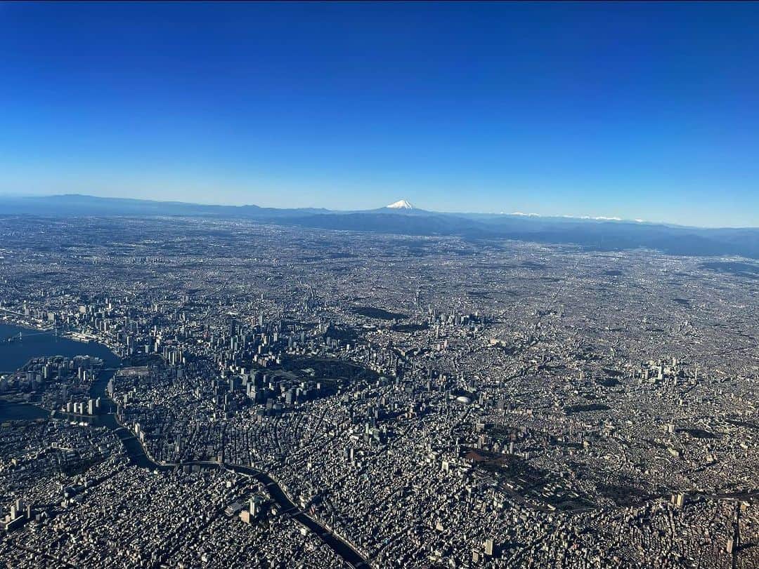 鈴木貴子さんのインスタグラム写真 - (鈴木貴子Instagram)「昨日は沖縄県連さんにお招き頂き、自民党沖縄県連が主催する政治塾にてお話をさせて頂きました。 飛行機の遅延もあり、昨日（土曜日）は珍しく東京 でした。 日曜日の今朝は富士山を眺めながら釧路に帰ってきました😃明日、本会議が入ったので日帰りです😢」11月19日 20時08分 - _takako.suzuki_