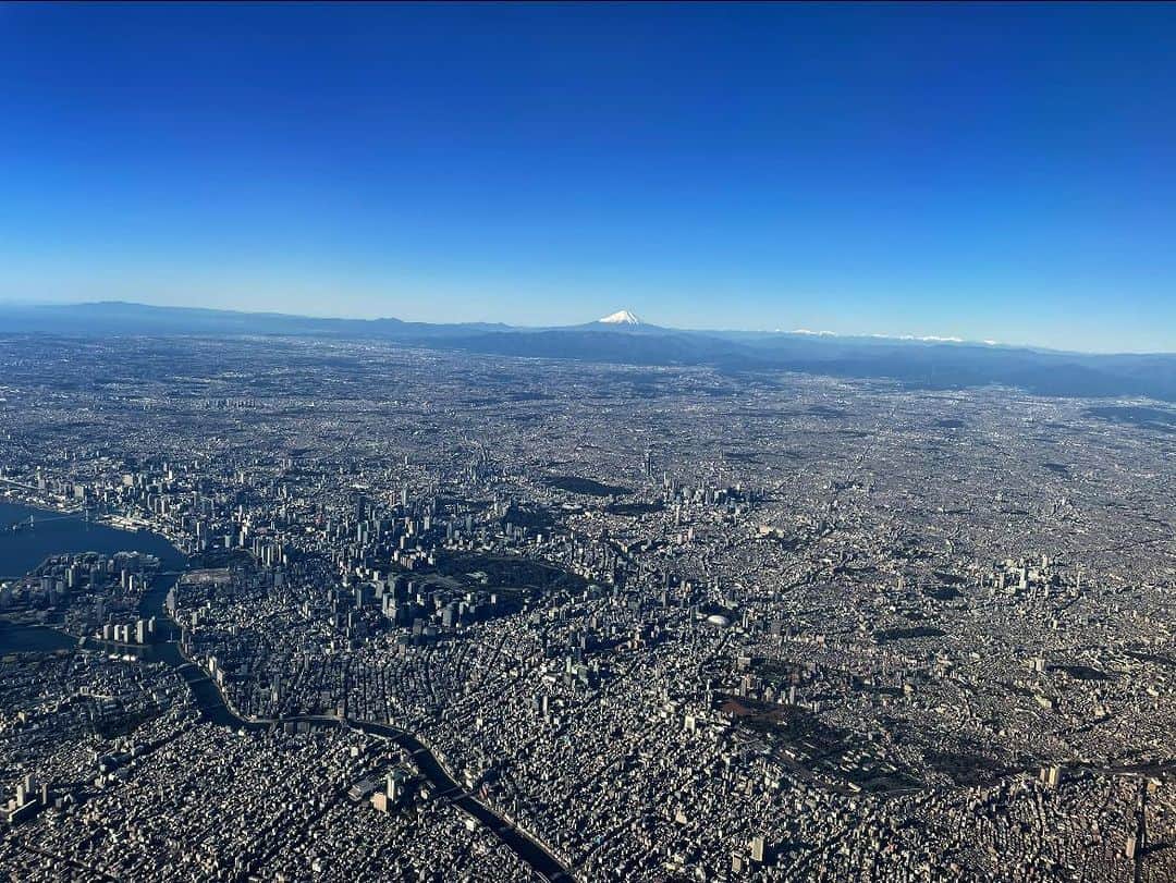 鈴木貴子のインスタグラム：「昨日は沖縄県連さんにお招き頂き、自民党沖縄県連が主催する政治塾にてお話をさせて頂きました。 飛行機の遅延もあり、昨日（土曜日）は珍しく東京 でした。 日曜日の今朝は富士山を眺めながら釧路に帰ってきました😃明日、本会議が入ったので日帰りです😢」